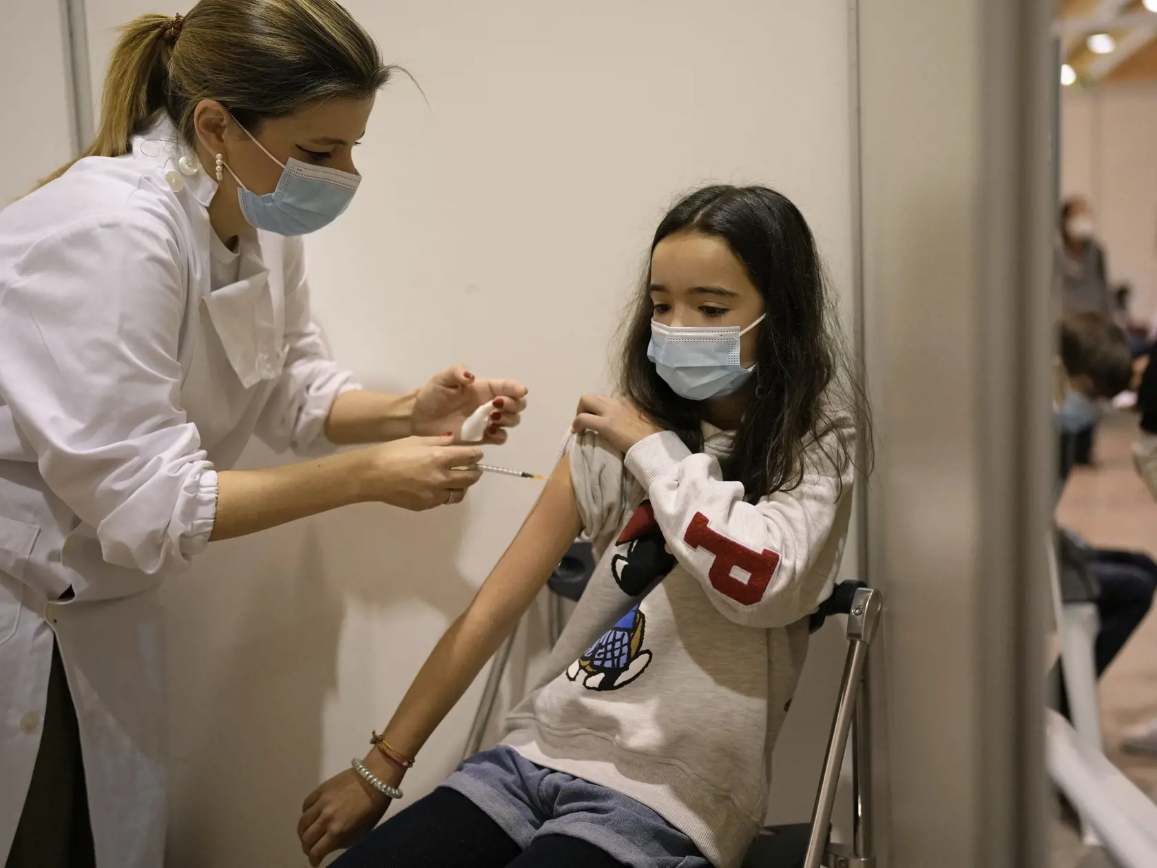 O 500 až 600 sestier menej pracuje v nemocniciach každý rok. Sestry odchádzajú najmä z dôvodu dovŕšenia dôchodkového veku, ale aj pre náročnosť práce za nízke ohodnotenie. Vyše 100 ich každý rok odíde pracovať do zahraničia, najmä do Česka a Rakúska. Už do pár rokov tak môže byť situácia v nemocniciach neúnosná.