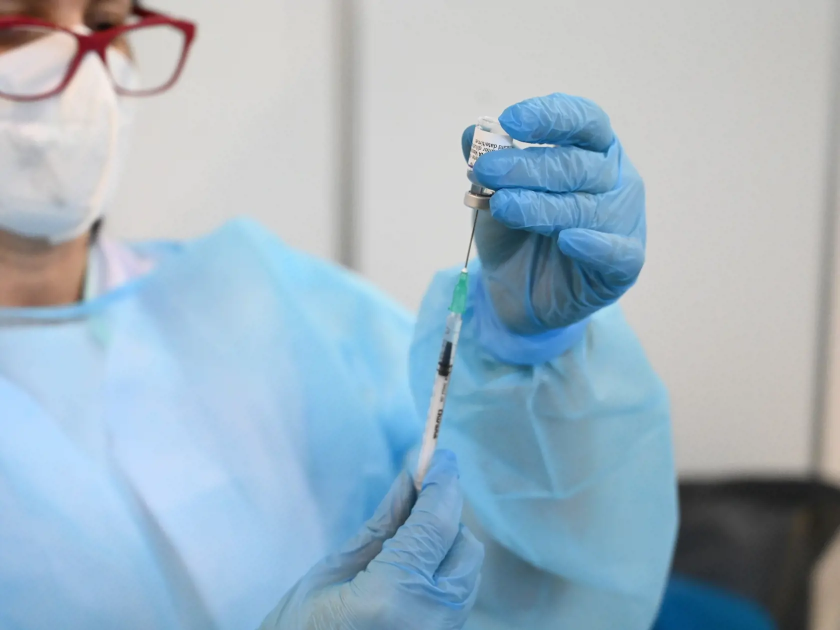 O 500 až 600 sestier menej pracuje v nemocniciach každý rok. Sestry odchádzajú najmä z dôvodu dovŕšenia dôchodkového veku, ale aj pre náročnosť práce za nízke ohodnotenie. Vyše 100 ich každý rok odíde pracovať do zahraničia, najmä do Česka a Rakúska. Už do pár rokov tak môže byť situácia v nemocniciach neúnosná.