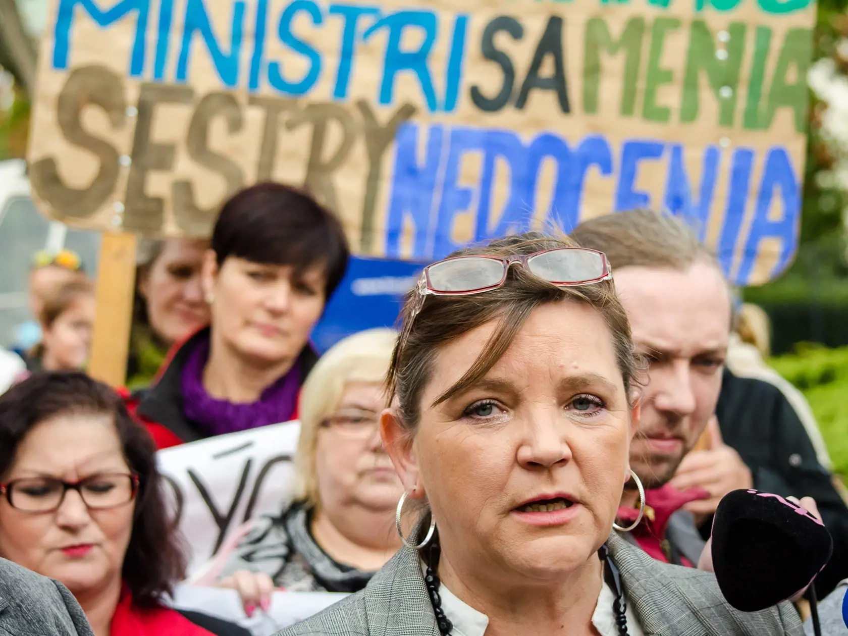 Prezidentka Slovenskej komory zdravotných sestier a pôrodných asistentiek Iveta Lazorová upozorňuje na nízke platy sestier už dlho. Pandémia ukázala, že zdravotníkov je málo, no platy im doteraz nezvýšili.
