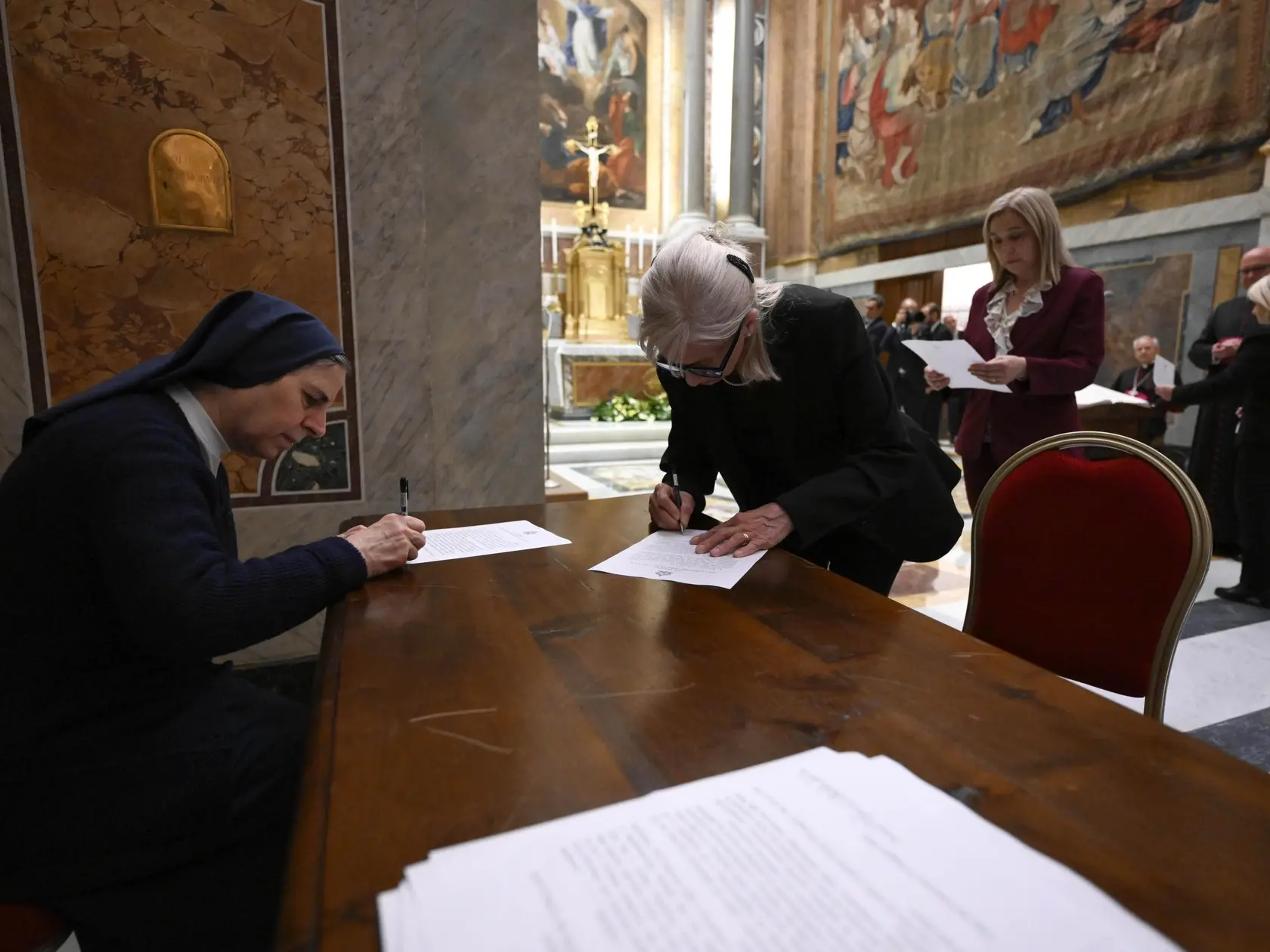 Zamestnanci Vatikánu zapojení do nadchádzajúceho konkláve zložili prísahu mlčanlivosti, ako stanovuje apoštolská konštitúcia Universi Dominici Gregis, v pondelok 5.mája 2025.