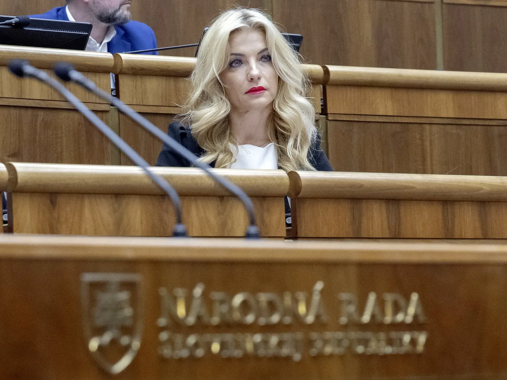 Martina Šimkovičová zostáva ministerkou kultúry. Parlament ju neodvolal.