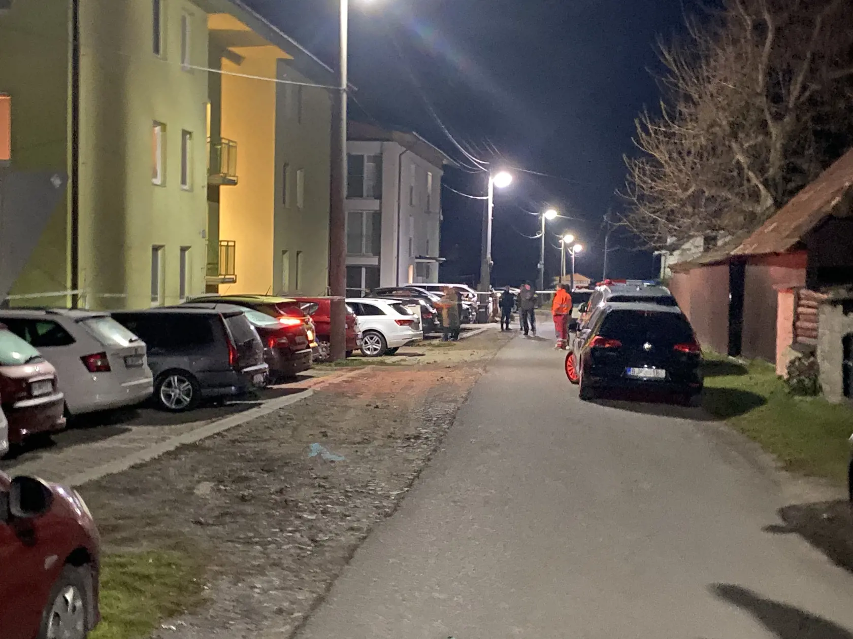 Ulica hrôzy. V Rokytove pri Bardejove, v prvom bytovom dome vľavo na fotografii, na prízemí, policajt zastrelil iba mesačné bábätko a potom zbraň obrátil proti sebe