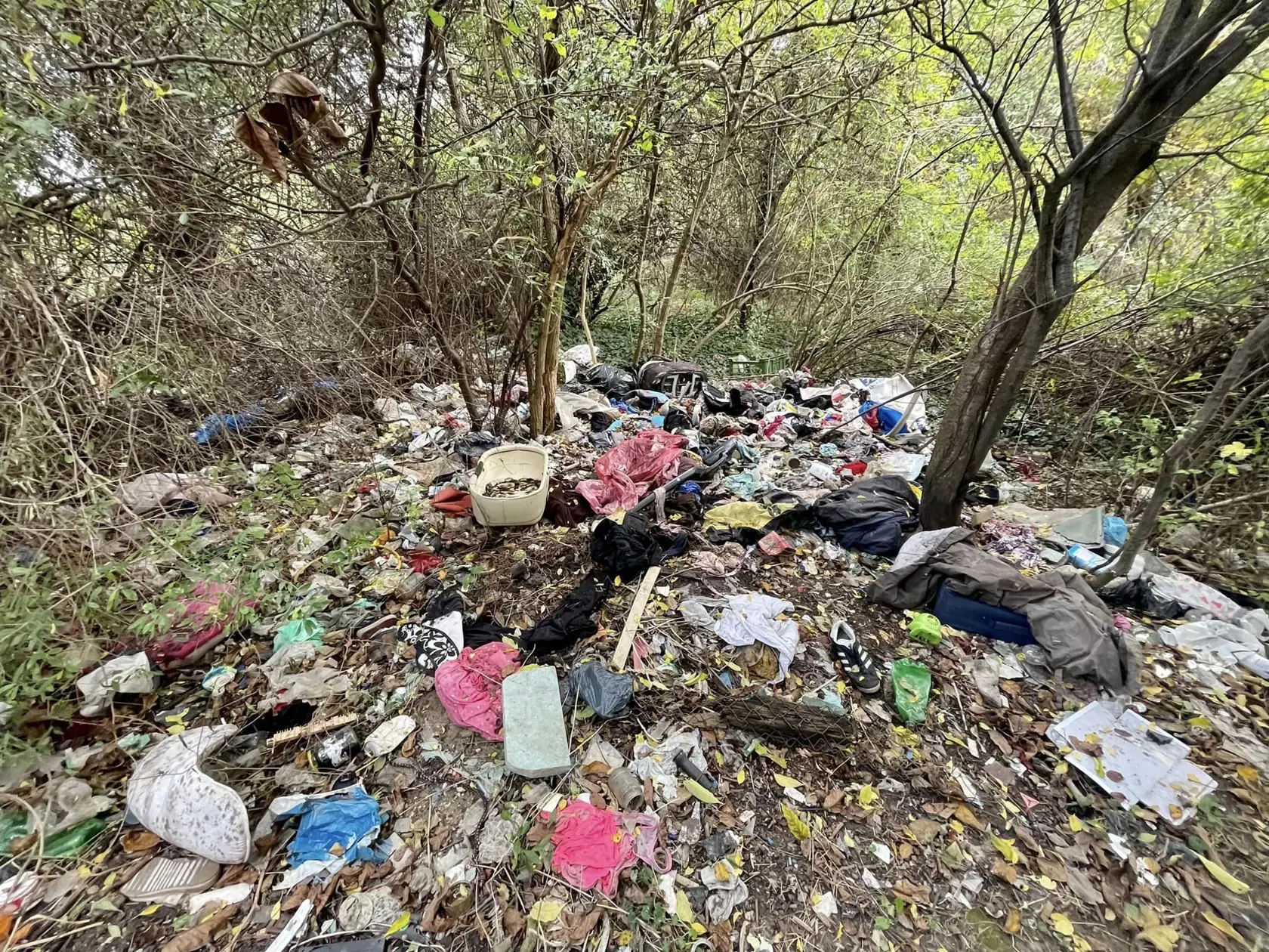 „Čistenie tohto priestoru (do súčasného stavu) trvalo 15 pracovných dní a kolegovia tu zozbierali viac ako 600 ton odpadu," zosumarizoval Martin Chren.