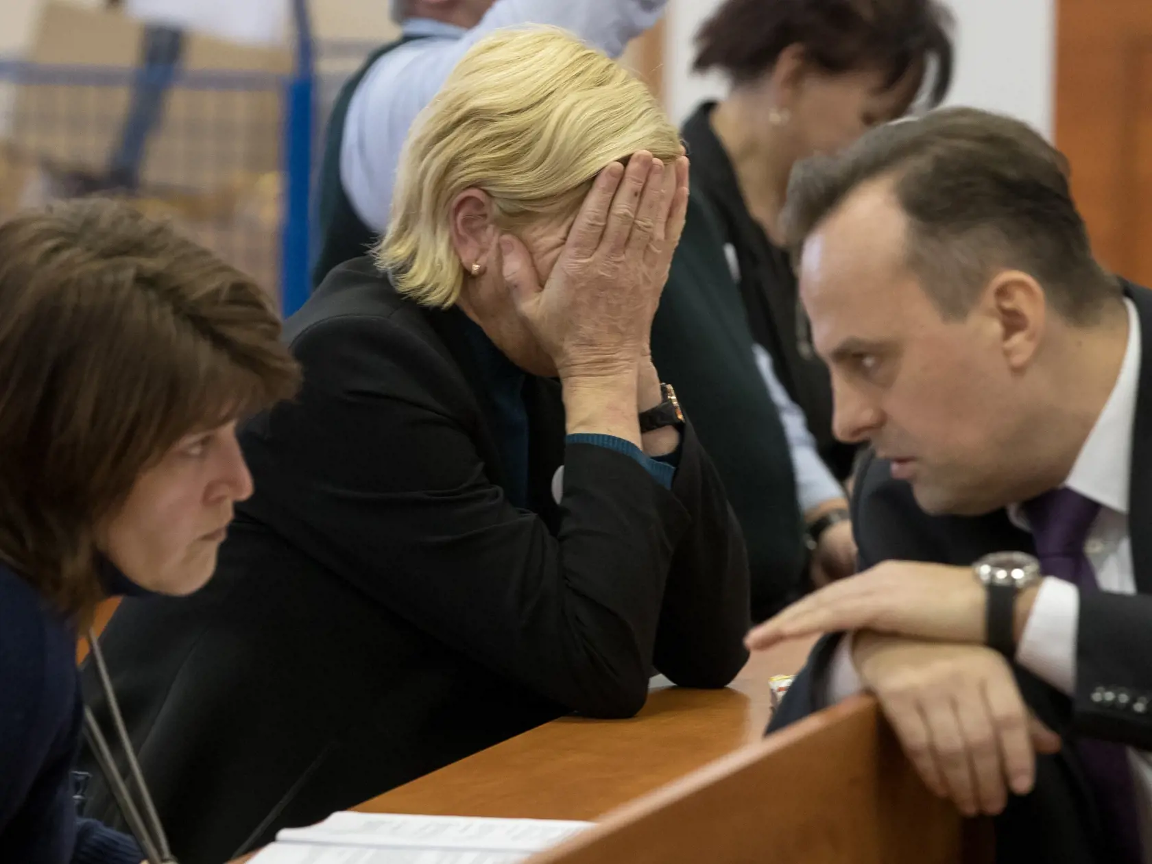 Prvé pojednávanie na Špecializovanom trestnom súde v Pezinku vo veci vraždy investigatívneho novinára Jána Kuciaka a jeho snúbenice Martiny Kušnírovej. Na snímke v strede je Zlatica Kušnírová.