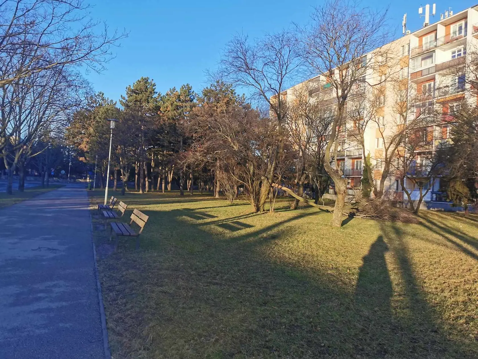 Hasiči a policajti sa hlavne na západnom Slovensku nezastavili. Museli zasahovať pri takmer troch desiatkach prípadoch.