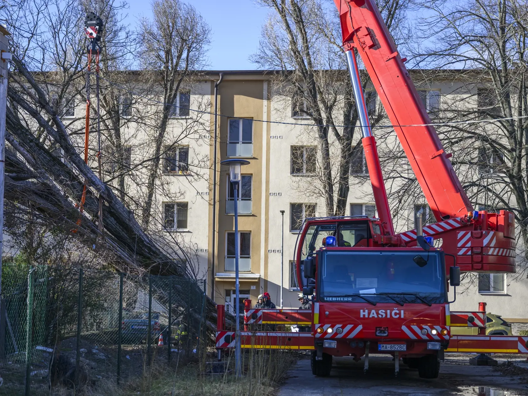 Na snímke hasiči odstraňujú padnutý strom na budovu na Uránovej ulici pre silný vietor v Bratislave 27. januára 2024. FOTO TASR - Jaroslav Novák