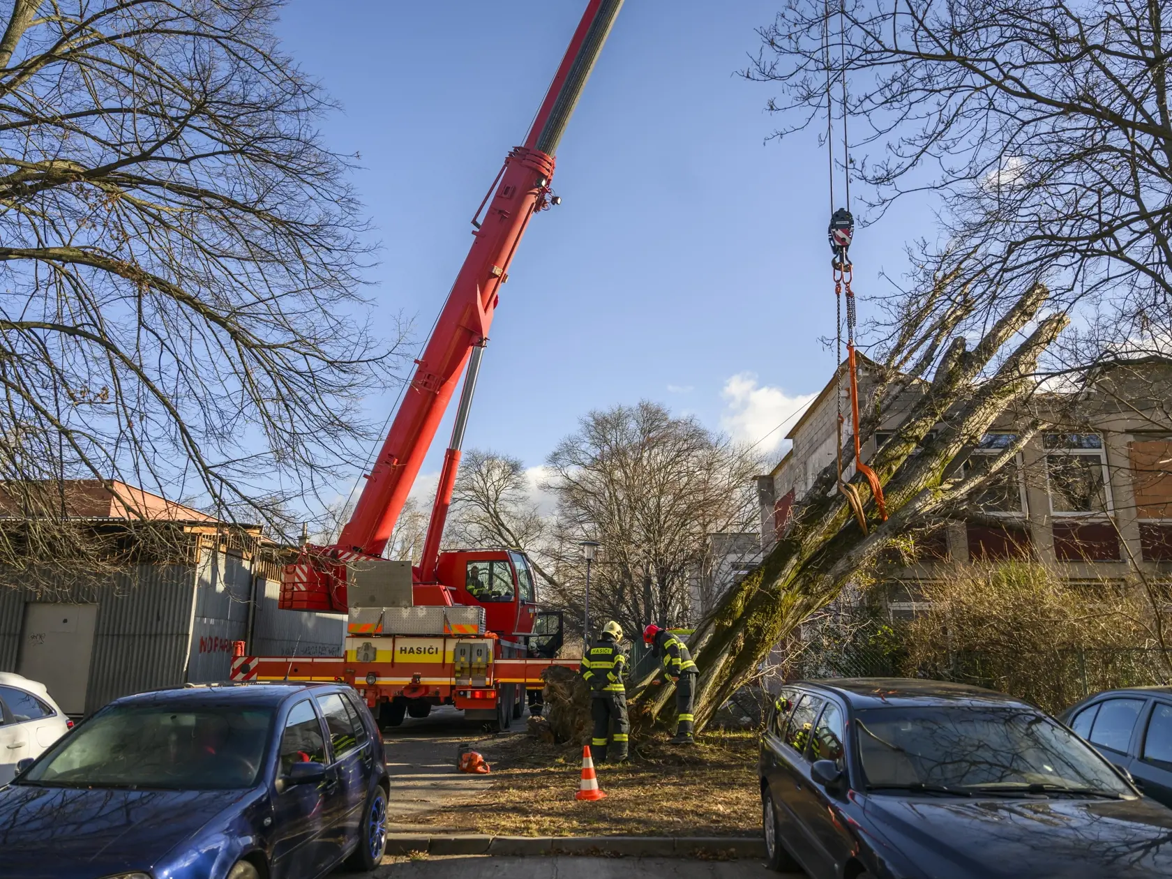 Na snímke hasiči odstraňujú padnutý strom na budovu na Uránovej ulici pre silný vietor v Bratislave 27. januára 2024. FOTO TASR - Jaroslav Novák