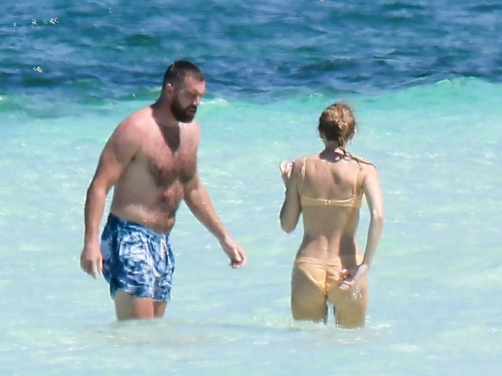 Pozornosť fotografov a fanúšikov si, pochopiteľne, „ukradla“ slávna speváčka, ktorá predviedla svoje sexi krivky.