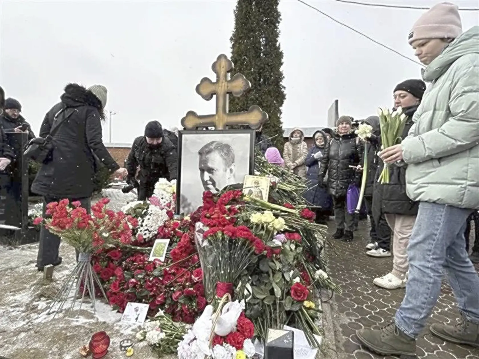 Rusi si uctili prvé výročie smrti Alexeja Navaľného. Sledovala ich pritom polícia, niektorí skončili v putách.