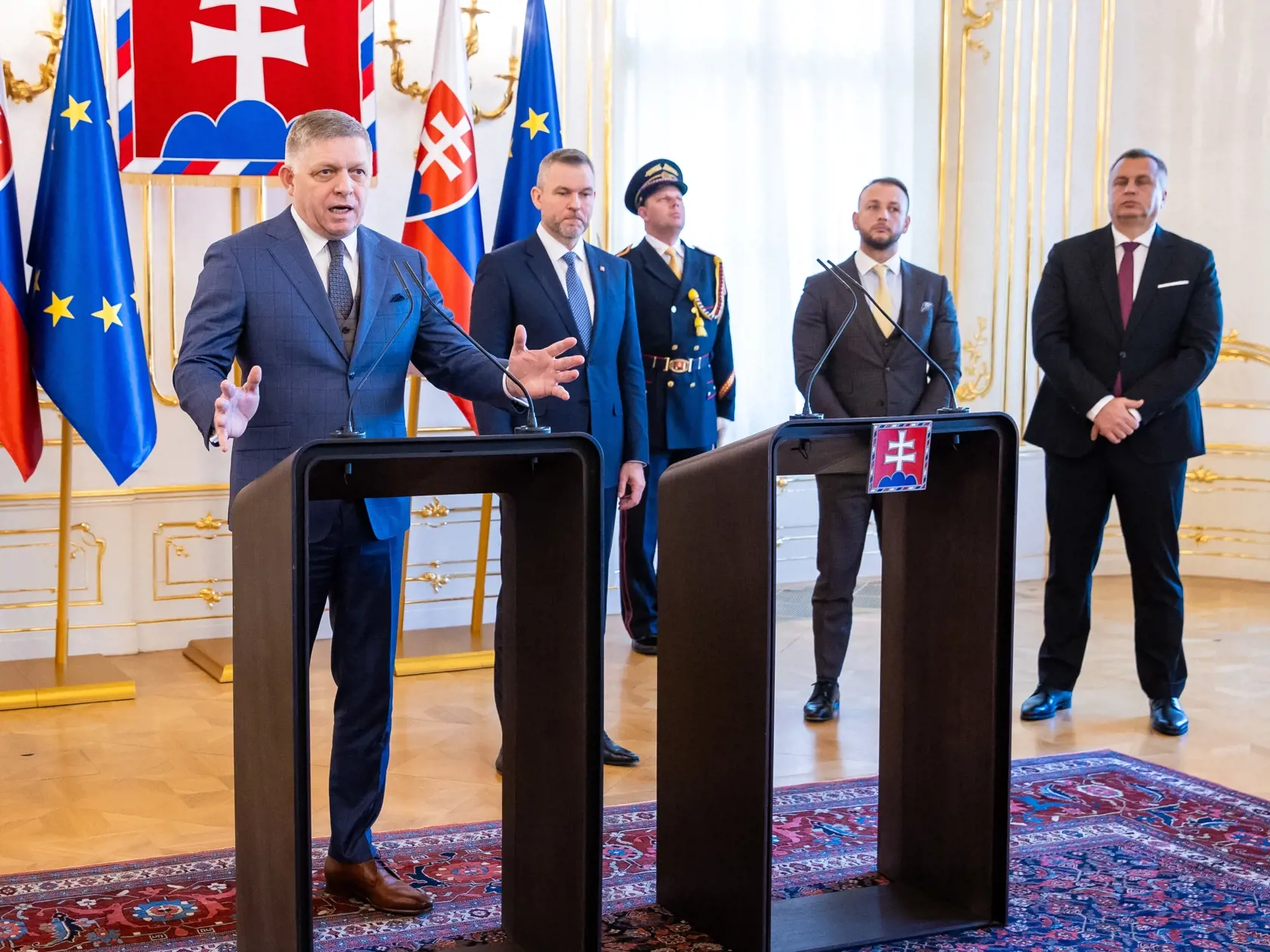 Stretnutie politických strán k zahraničnopolitickej orientácii Slovenska s prezidentom SR v prezidentskom paláci. Na snímke je zľava predseda vlády SR Robert Fico, prezident SR Peter Pellegrini, minister vnútra Matúš Šutaj Eštok a Andrej Danko.