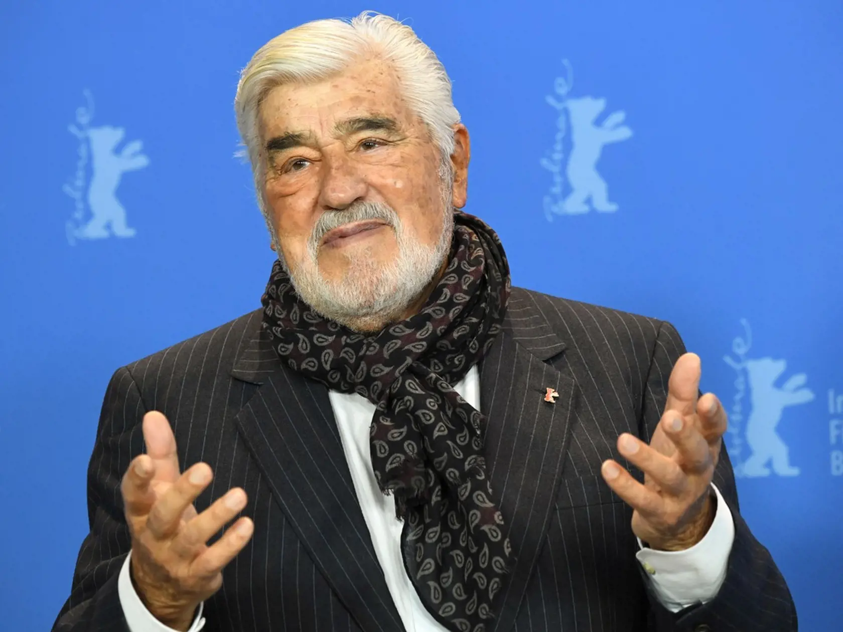 Mario Adorf (89) sa v roku 1962 oženil s nemeckou herečkou Lis Verhoeven, majú spolu dcéru Stellu. Manželstvo sa po dvoch rokoch skončilo rozvodom. Od roku 1985 je ženatý s Monique Faye. Žije vo švajčiarskom Zürichu. Spieva šansóny a je autorom niekoľkých kníh.