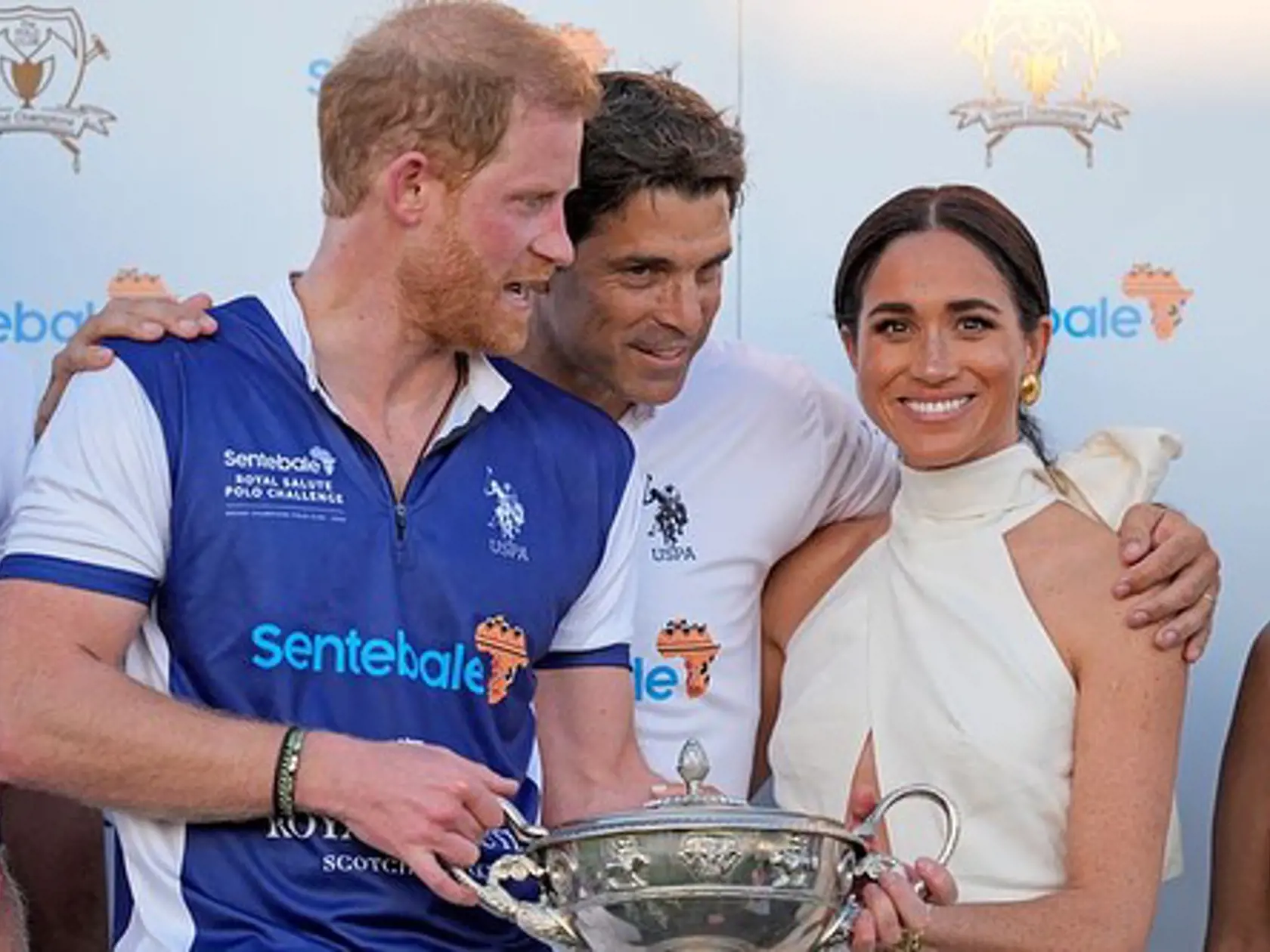 Profesionálny hráč póla Ignacio Figueras pózuje s princom Harrym a jeho manželkou Meghan.