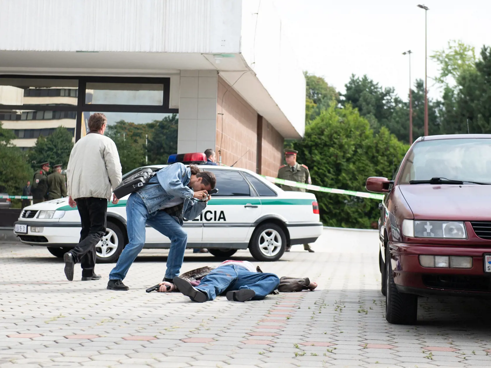 Vražda Miroslava Sýkoru. Tvorcovia sa pri filme ČERNÁK inšpirovali skutočnosťou. Dali si záležať dokonca aj na rovnakom rozmiestnení automobilov, ktoré na mieste činu v danom čase boli. 
