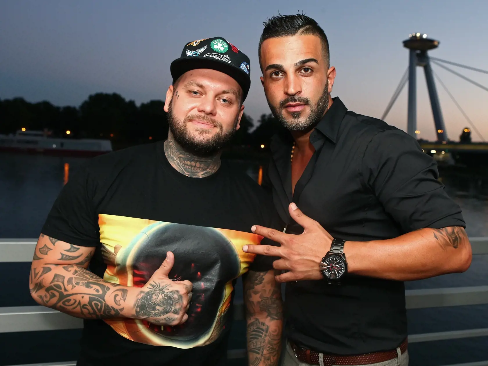 Finalista TV reality show Farma Reza Givili krstil v Bratislave svoj prvy videoklip, ktory nakrutil v spolupraci s Kali Records. Na snimke je raper Kali a Reza Givili.