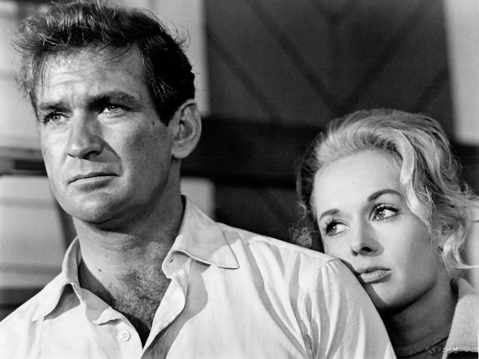 Tippi Hedren začínala ako modelka, potom ju objavil Alfred Hitchcock. Od roku 1969 bojuje za záchranu divých zvierat.Na foto s Rodom Taylorom v Hitchcockovom filme Vtáci (1963).