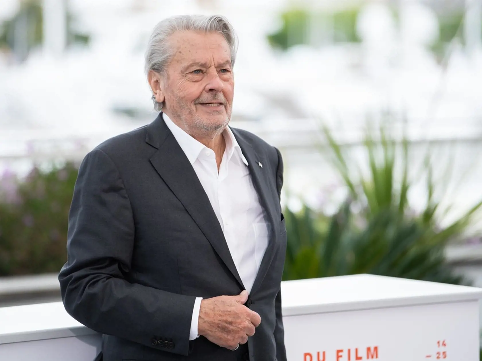 Alain Delon (84) bol ženatý iba s Natalie Delon (v rokoch 1964-1969), s ktorou má syna Anthonyho. Medzitým mal aféru s Dalidou, potom žil až do roku 1982 s Mireille Darc, nasledoval krátky vzťah s Anne Parilaud a s Catherinou Bleynie. V rokoch 1987 až 2001 bola jeho partnerkou holandská modelka Rosalie von Breemen, s ktorou má dcéru Anouschku a syna Alaina-Fabiena.