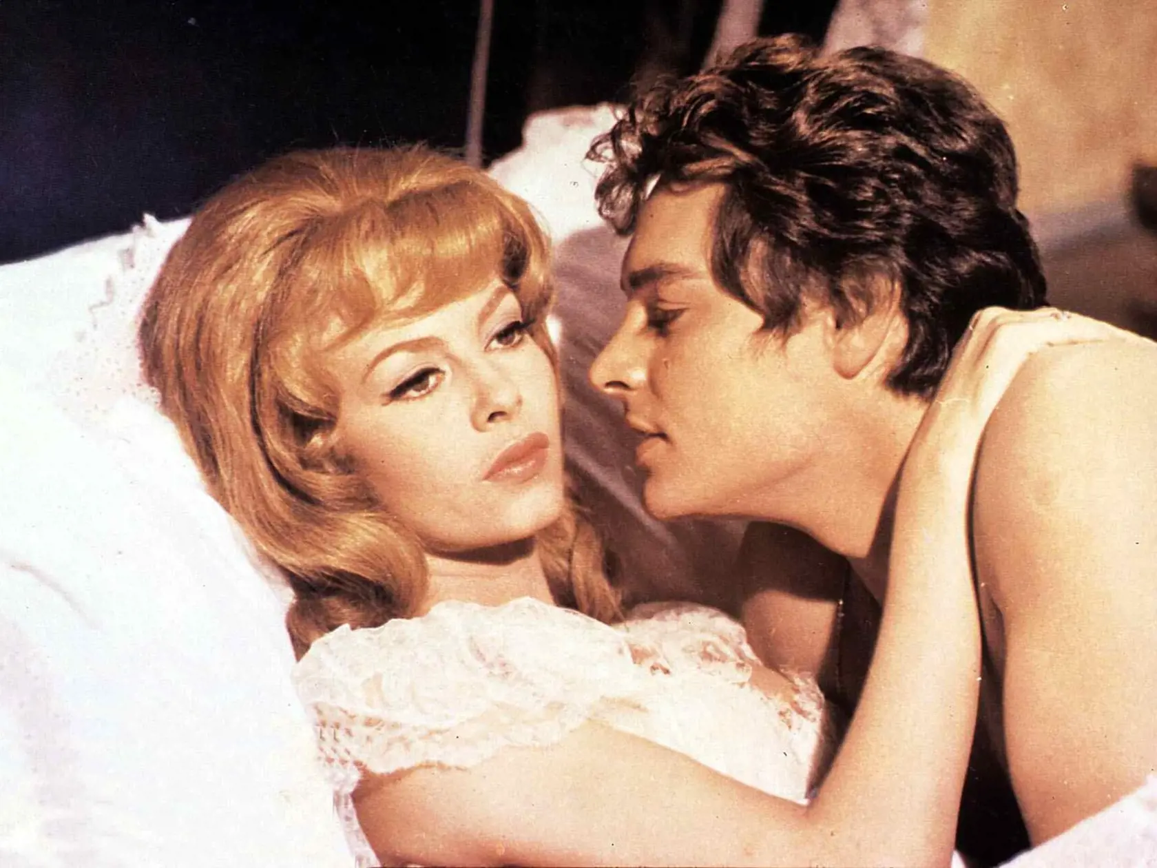 Michèle Mercier vo filme Angelika a kráľ z roku 1965. Pôvodne chcela byť tanečnicou, ale nakoniec mala viac príležitostí vo filme, kde často hrala ženy voľnejších mravov. Do roly Angeliky chceli tvorcovia najprv Brigitte Bardot, potom Catherine Deneuve, Jane Fonda a Marynu Vlady. Nakoniec ju získala ona, no znamenala pre ňu nielen vrchol, ale aj koniec kariéry.