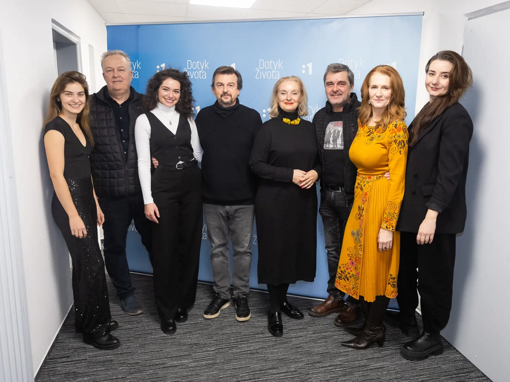 Novinárska projekcia prvého dielu seriálu Dotyk života. Na snímke Viktória Jurištová, Katarína Krajčovičová, režisér Ján Sebechlebský, Eva Pavlíková, Peter Kočiš, Dagmar Edwards a Zuzana Konečná.