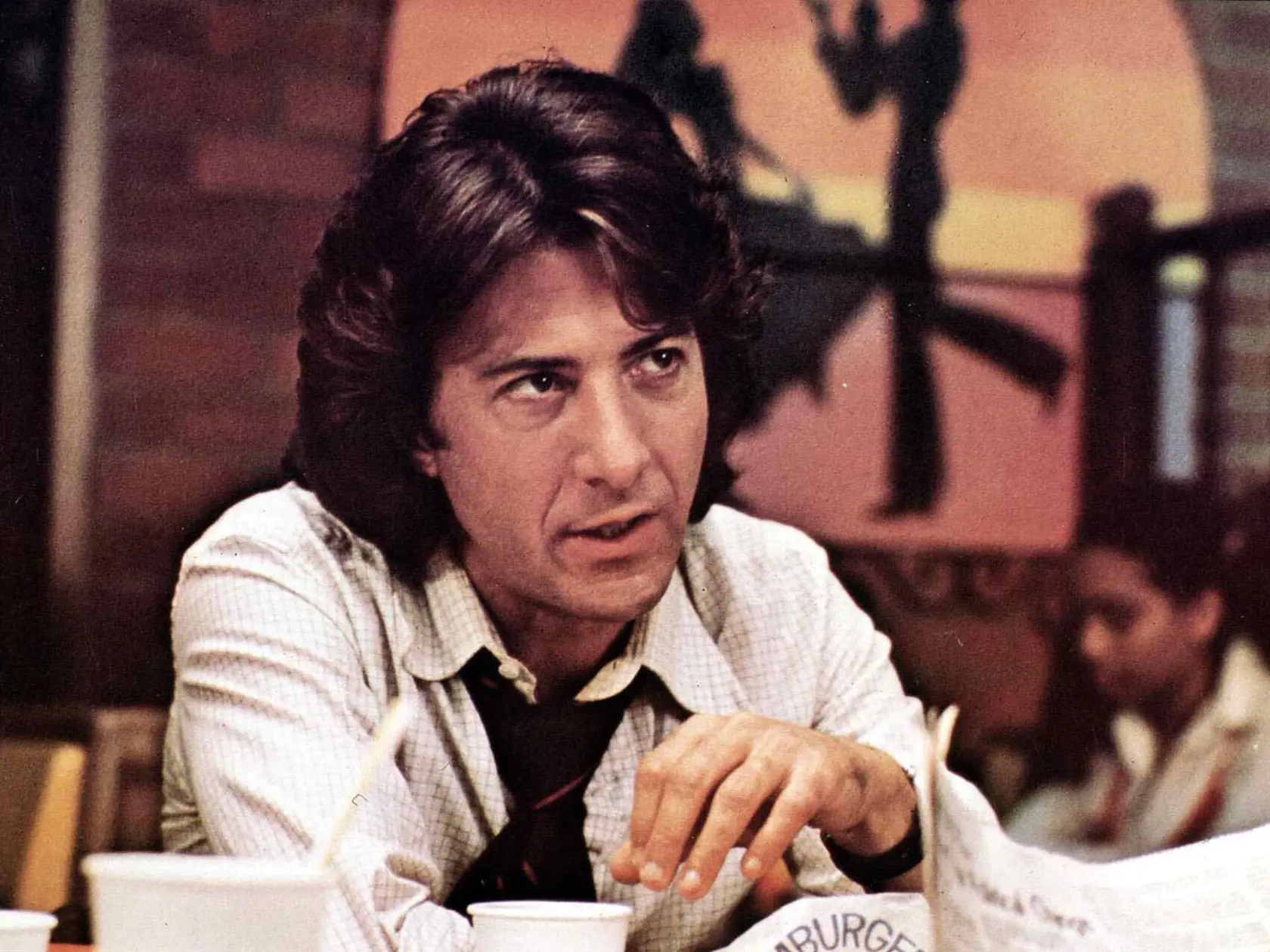 Dustin Hoffman stvárnil nezabudnuteľné roly vo filmoch Malý veľký muž, Kramerová verzus Kramer, Polnočný kovboj, Maratónec, Tootsie či Rain Man. Na foto vo filme Všetci prezidentovi muži z roku 1976.