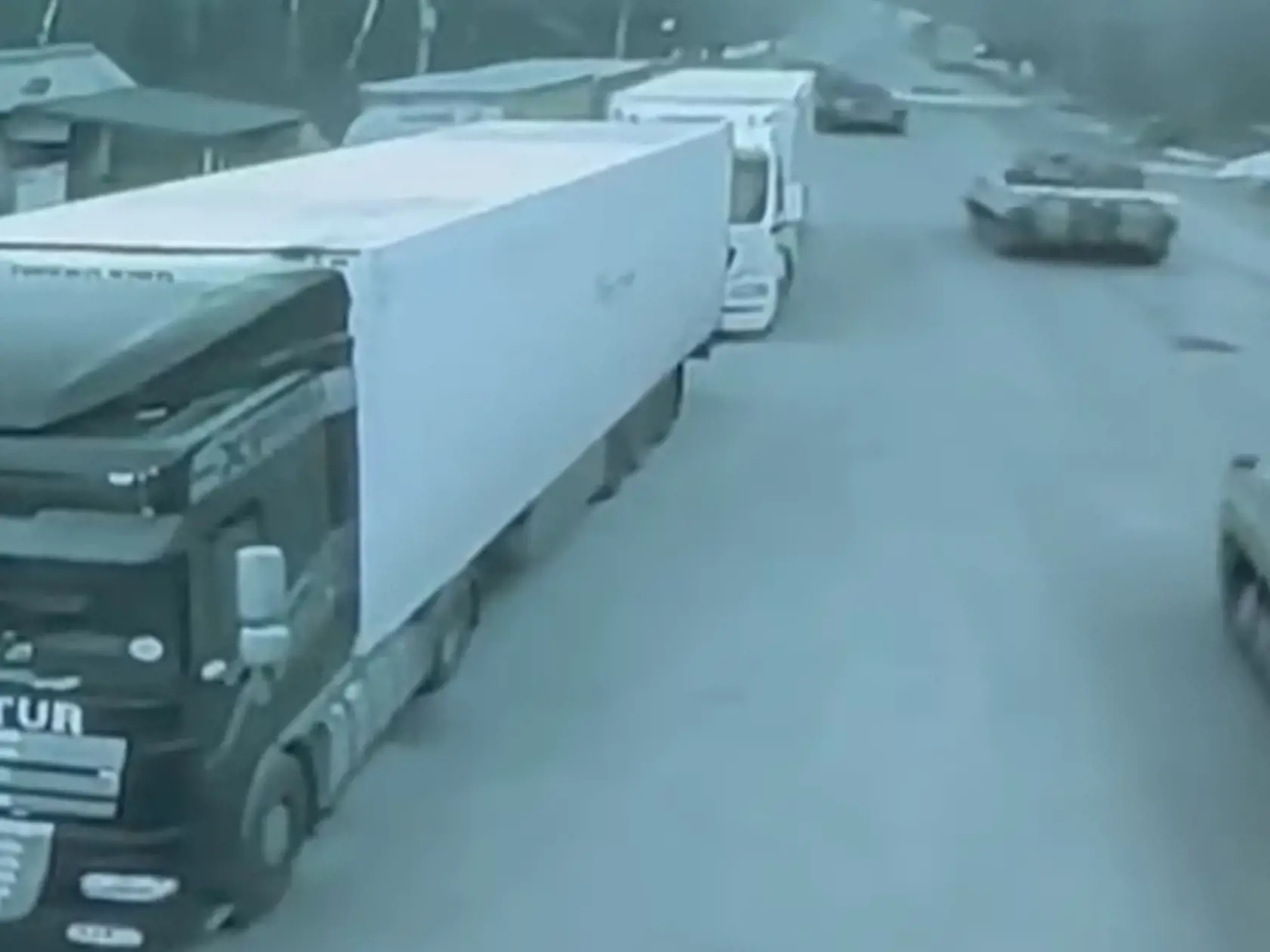 Zábery z videa zachytávajú, ako tanky prekročili ukrajinsko-bieloruskú hranicu.