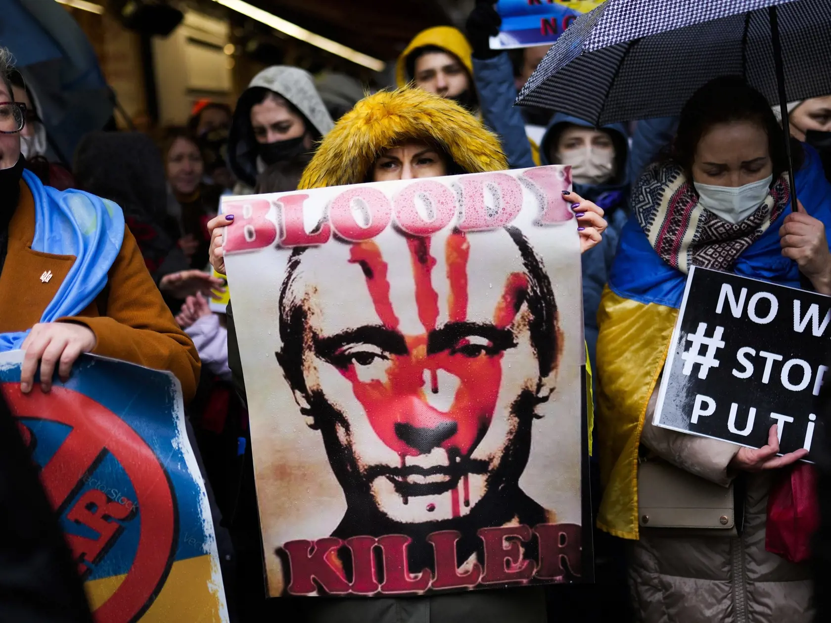 KK4 Istanbul - Ľudia protestujú na podporu Ukrajiny pred ruským veľvyslanectvom v Istabule  24. februára 2022. Ruský prezident Vladimir Putin vo štvrtok oznámil, že rozhodol o uskutočnení špeciálnej vojenskej operácie vo východnej časti Ukrajiny. Putin takisto varoval ďalšie krajiny, že akýkoľvek pokus o zasahovanie do krokov Ruska bude viesť k následkom. FOTO TASR/AP
Pro-Ukraine people shout slogans during a small protest outside the Russian consulate in Istanbul, Turkey, Thursday, Feb. 24, 202