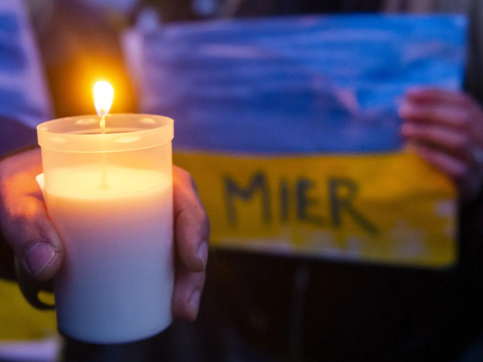 Na snímke zapálená sviečka počas sviečkového pochodu za mier na Ukrajine pred Prezidentským palácom 24. februára 2022 v Bratislave. FOTO TASR - Jakub Kotian