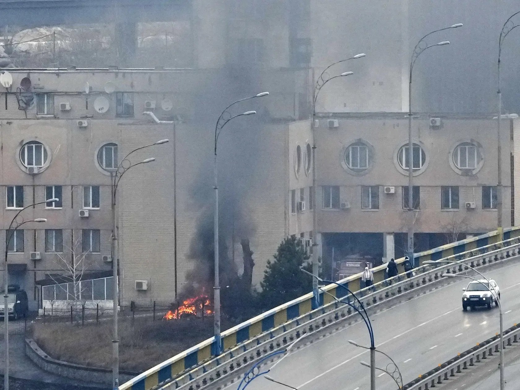 WA 64 Kyjev - Dym stúpa neďaleko armádnej budovy po ostreľovaní ruskej armády v Kyjeve vo štvrtok 24. februára 2022. Ruské jednotky spustili očakávaný útok na Ukrajinu. Vo štvrtok pred úsvitom bolo počuť výbuchy v ukrajinských mestách - Kyjev, Charkov a Odesa. Svetoví lídri kritizovali začiatok ruskej invázie, ktorá by mohla spôsobiť obrovské straty na životoch a zvrhnúť demokraticky zvolenú ukrajinskú vládu. FOTO TASR/AP  

Smoke and flame rise near a military building after an apparent Russian