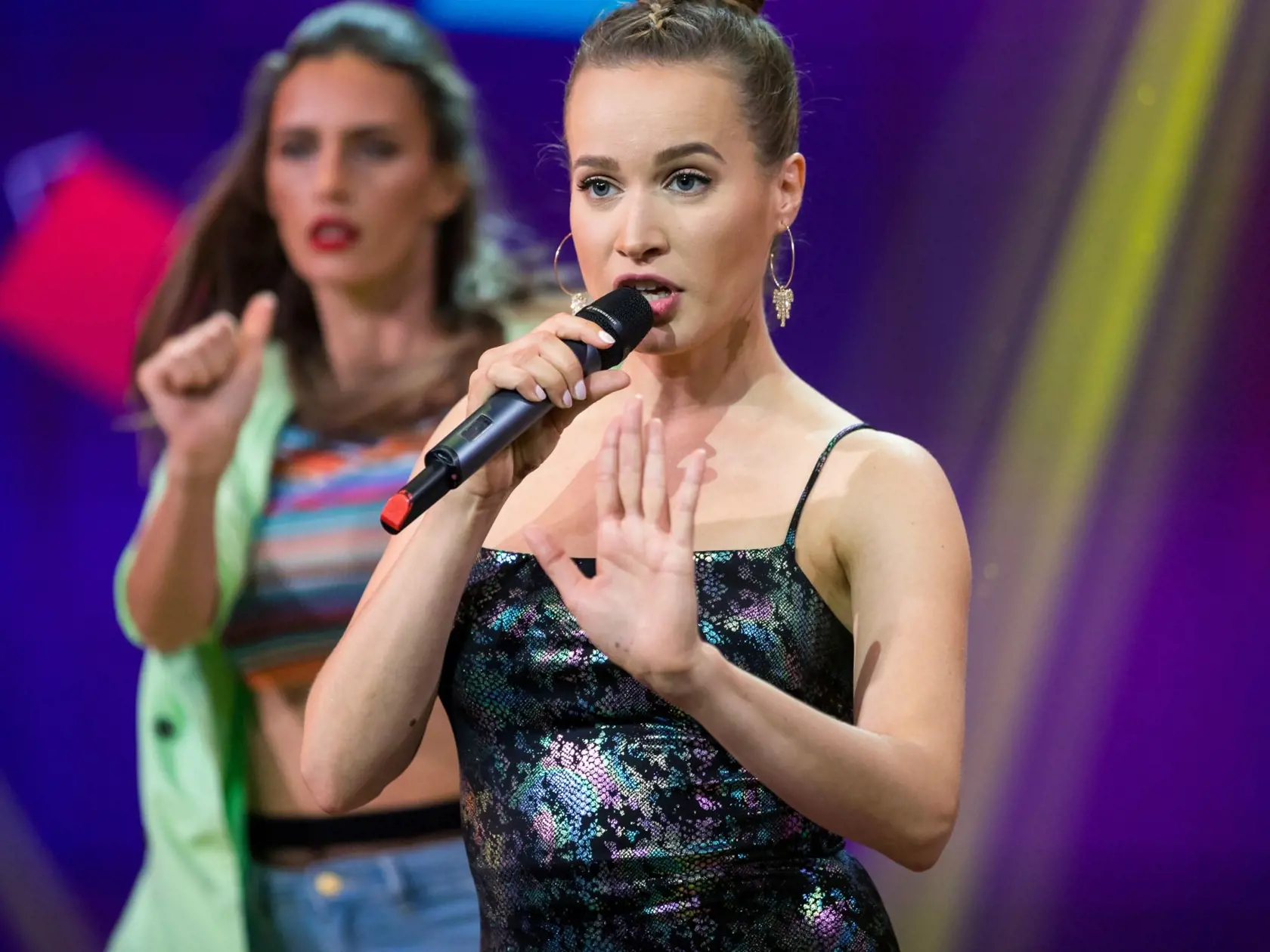Kristína počas vystúpenia v Chart show.
