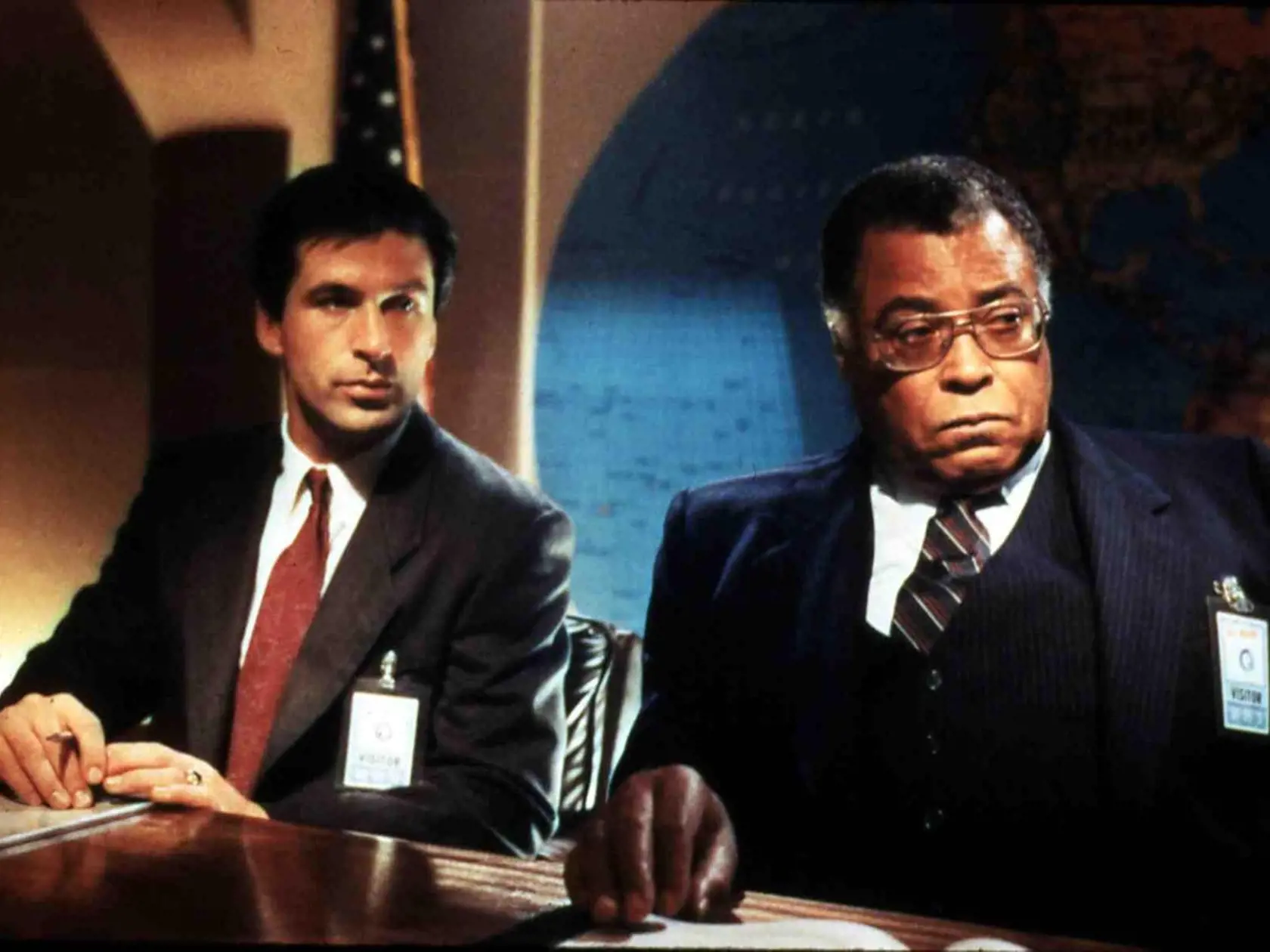 James Earl Jones je považovaný za jedného z najväčších hercov americkej kinematografie. V 60. rokoch patril v divadle medzi najznámejších shakespearovských hercov. Od roku 1977 sa stal celosvetovo známy aj ako „hlas“ Darta Vadera vo filmoch Star Wars. Na foto s Alecom Baldwinom vo filme Honba na ponorku (1990).
