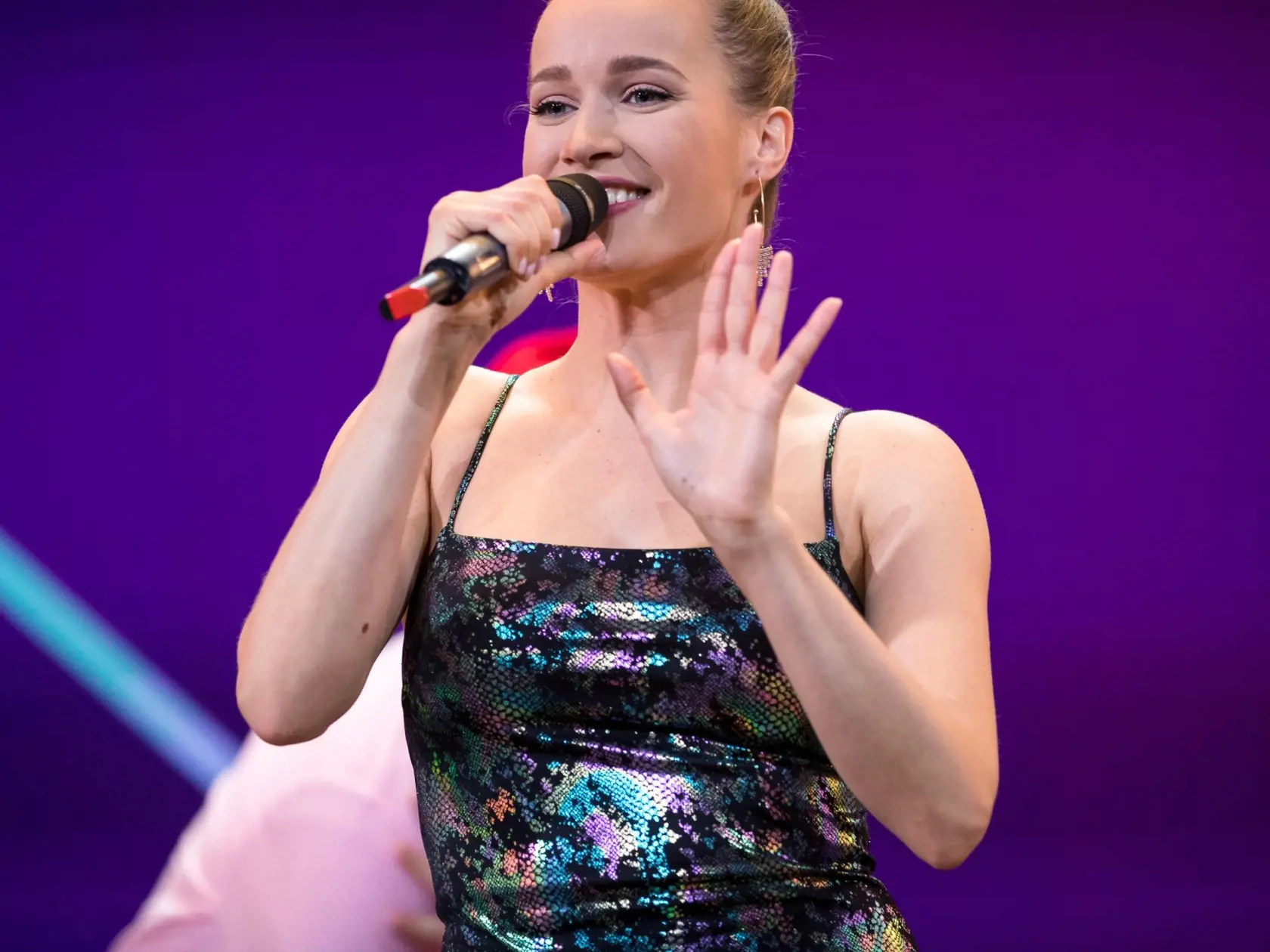 Kristína počas vystúpenia v Chart show.