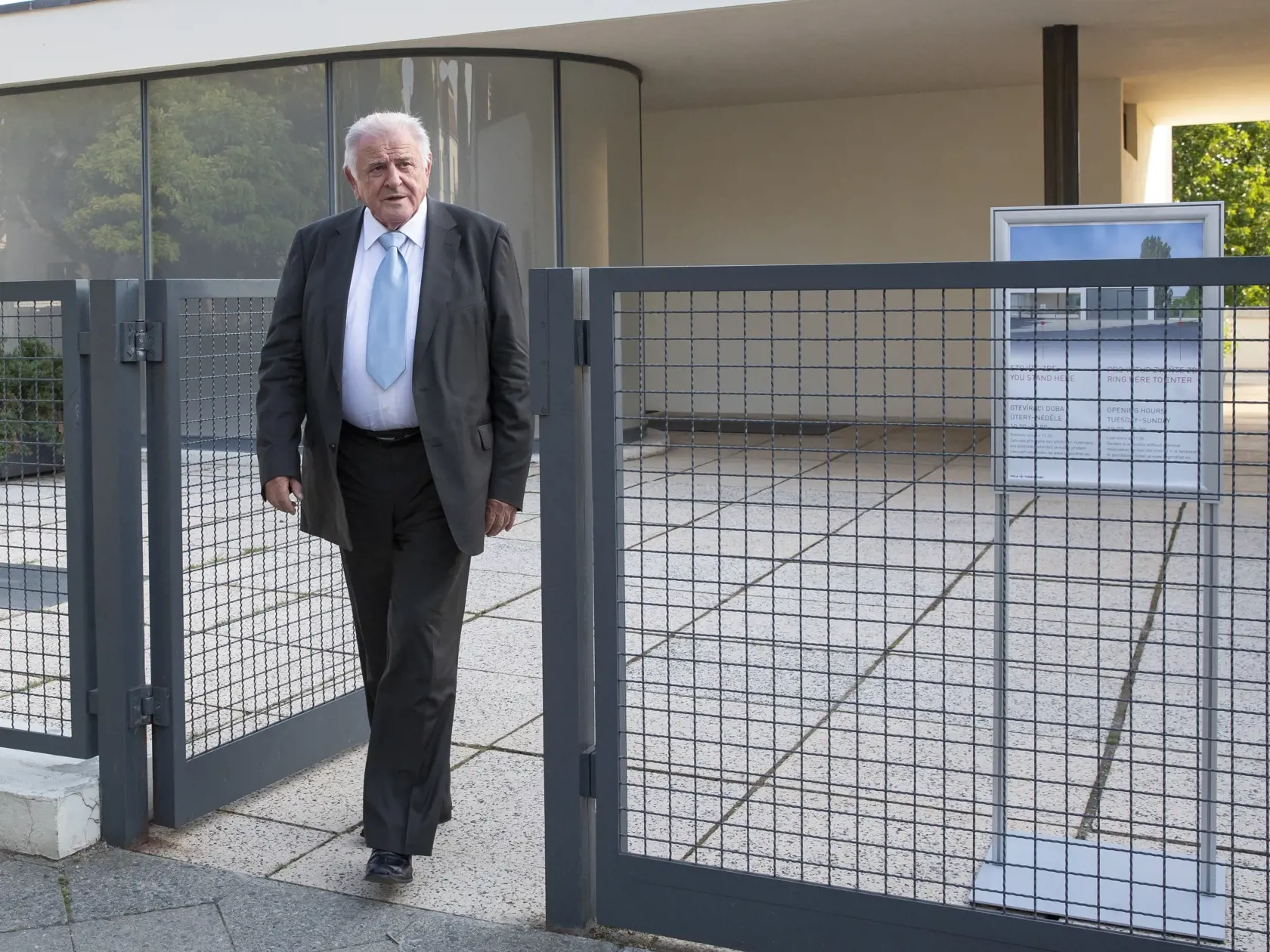 Vladimír Mečiar prichádza do vily Tugendhat na stretnutie po 30 rokoch s Václavom Klausom.