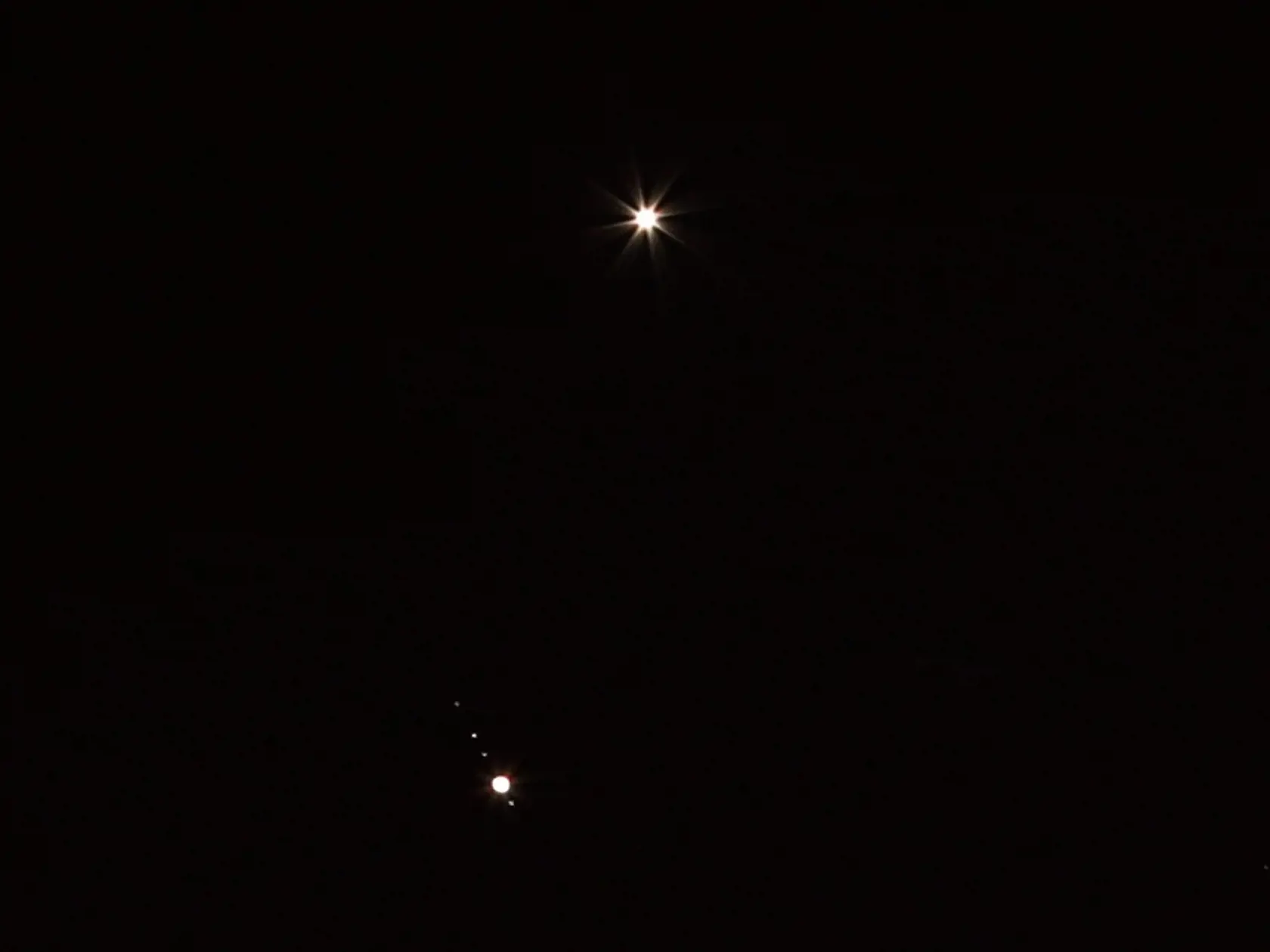 Zuzana odfotila takto krásne Venušu a Jupiter aj s mesiacmi.