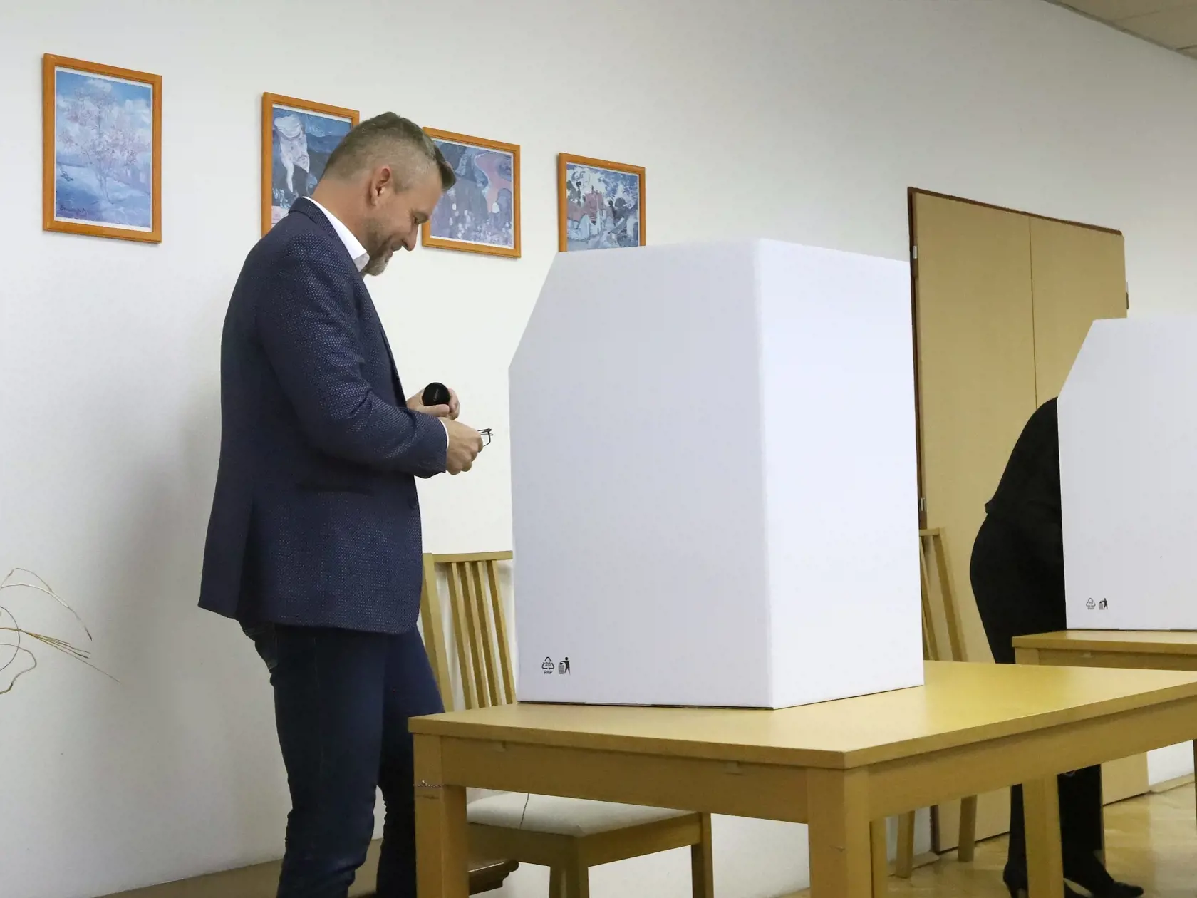 Peter Pellegrini volil v miestnom kultúrnom dome na Králikoch pri Banskej Bystrici.