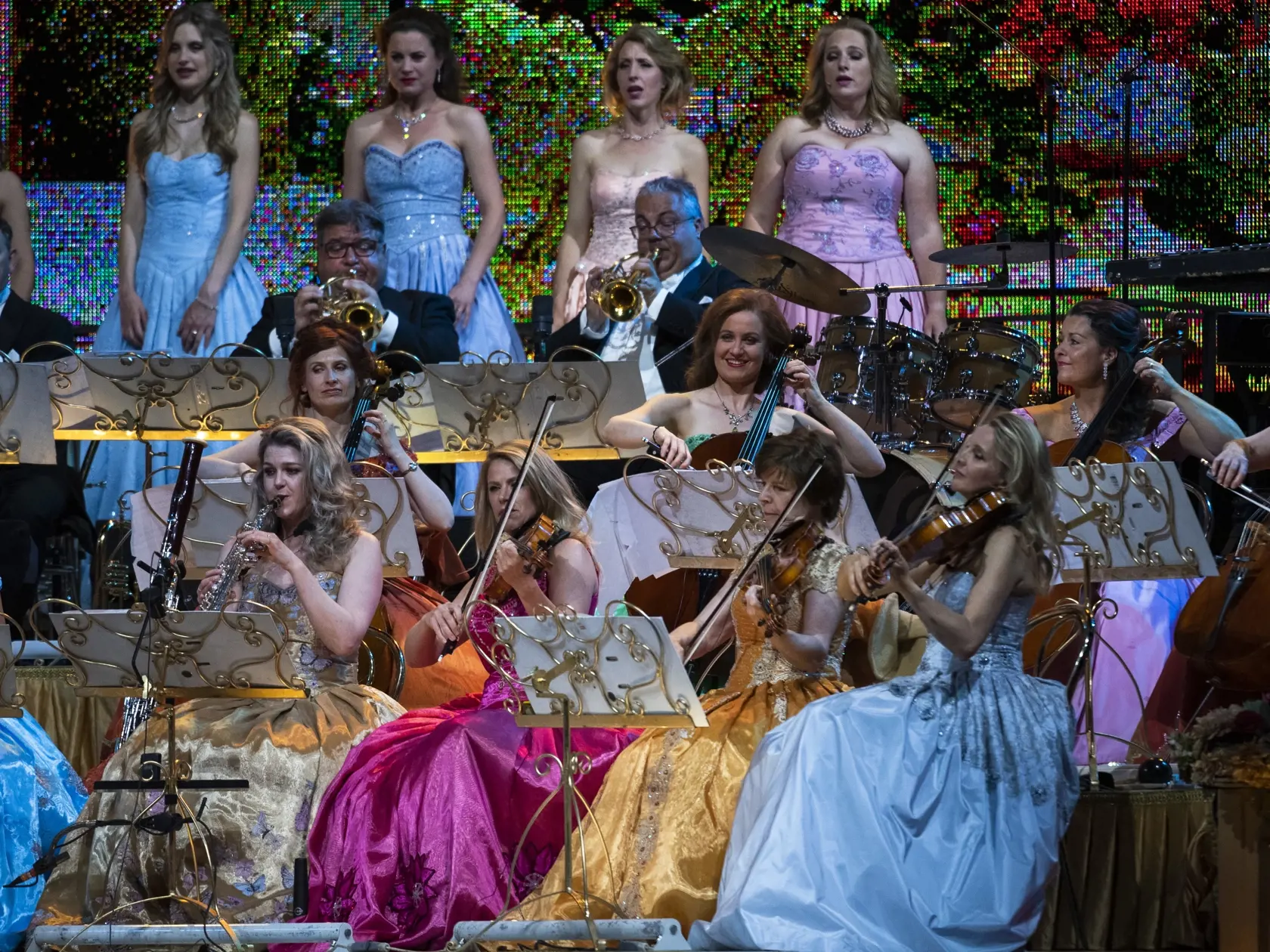 Holandský huslista a skladateľ André Rieu vystupuje spolu so svojím 60-členným súkromným orchestrom Johann Strauss Orchestra počas koncertu na Zimnom štadióne Ondreja Nepelu 31. mája 2022 v Bratislave. FOTO TASR - Jaroslav Novák
