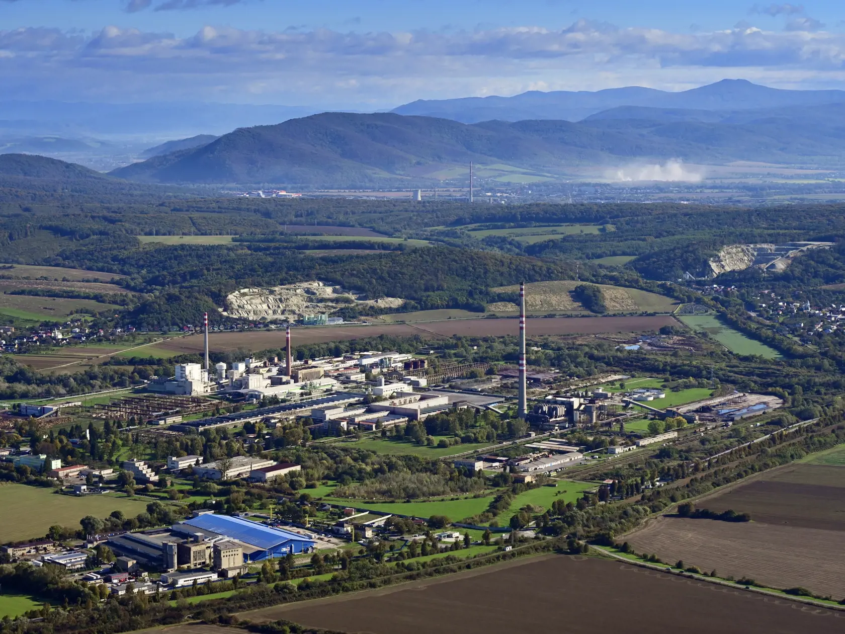 Na leteckej snímke zo 14. októbra 2024 areál fabriky spoločnosti BUKÓZA HOLDING, a. s. pri obci Hencovce v okrese Vranov nad Topľou. V pozadí Strážske, vpravo hore hora Vihorlat. FOTO TASR - Milan Kapusta

