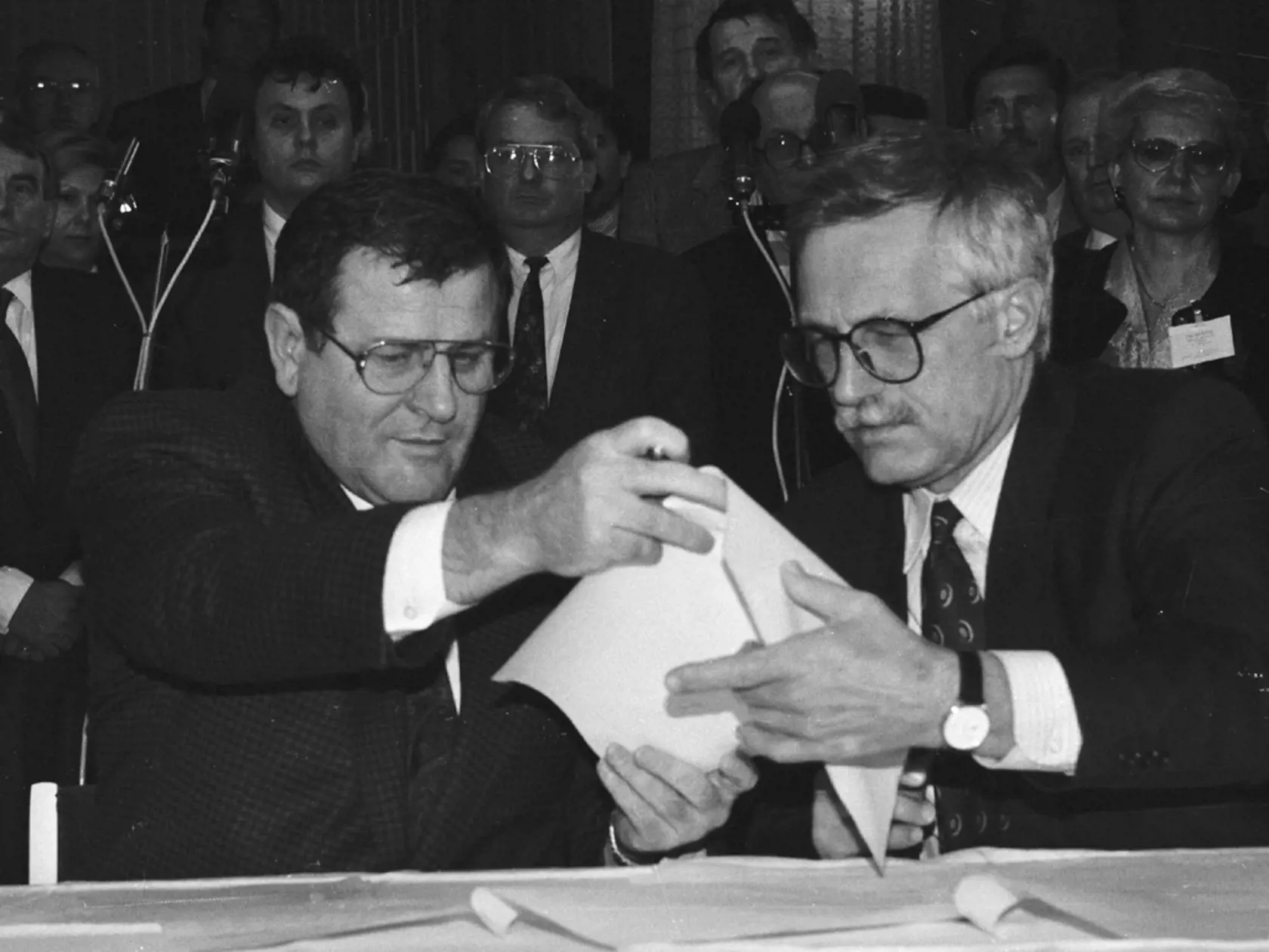 V Javorine podpísali 26. októbra 1992 predsedovia národných vlád ČR a SR Václav Klaus (vpravo) a Vladimír Mečiar (vľavo) Memorandum  vlády Českej republiky a vlády Slovenskej republiky.