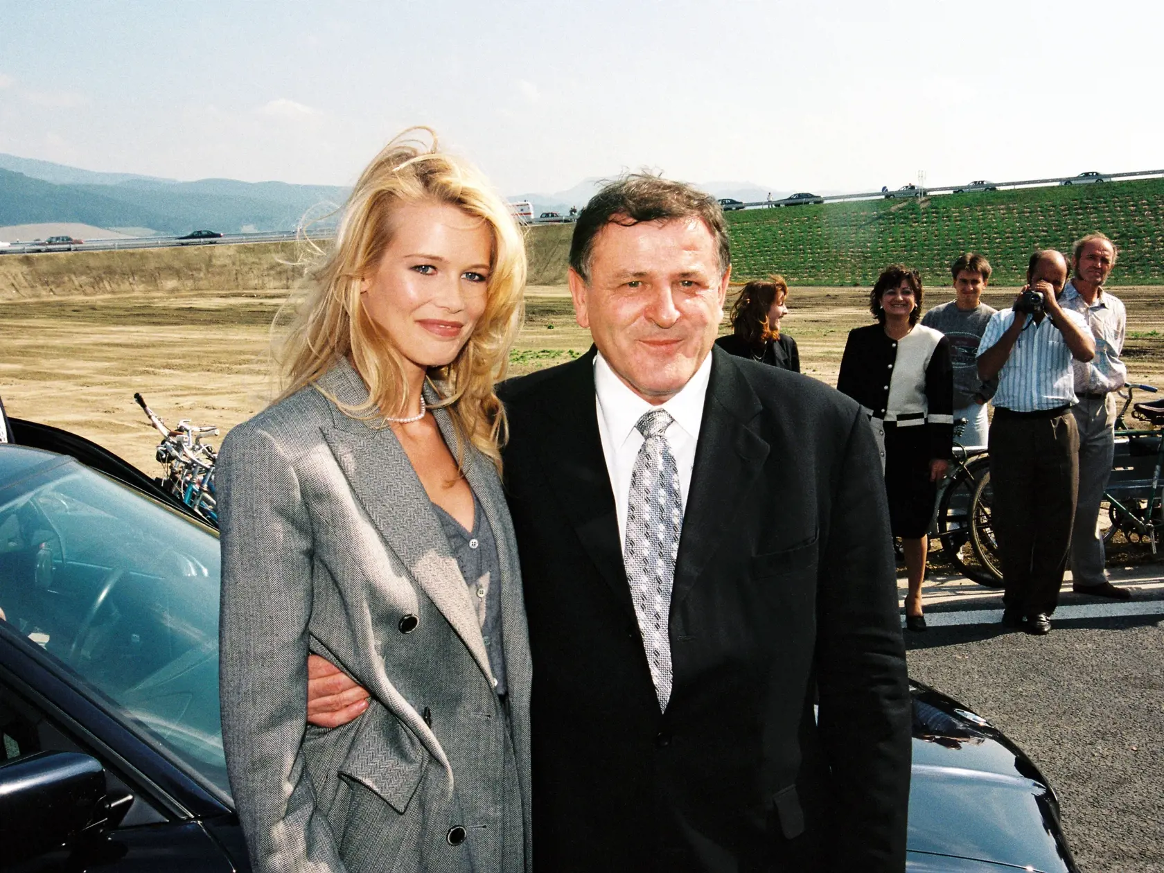 Claudia Schifferová a Vladimír Mečiar. Modelka prišla slávnostne otvárať diaľnicu.