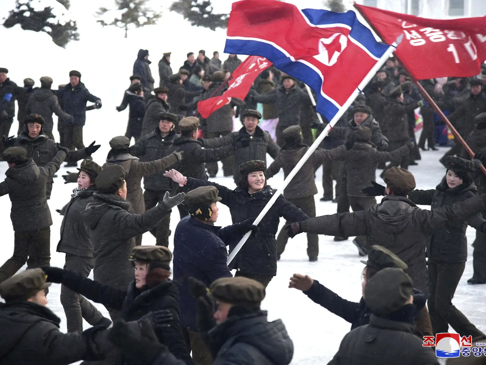 Wa 24 Samdžijon -  Ľudia tancujú pri príležitosti otvorenia nového severokórejského mesta Samdžijon, ktoré sa nachádza pri posvätnej hore Pektu, neďaleko čínskych hraníc 2. decembra 2019.  K mestu, ktoré severokórejská tlač označila za "stelesnenie modernej civilizácie", prislúchajú i zimné rekreačné stredisko, hotely či obchodné, kultúrne a zdravotnícke zariadenia. Slávnostné otvorenie zasneženého mesta sa konalo za účasti Kima a ďalších vysokopostavených činiteľov.    Mesto podľa tlačovej agen