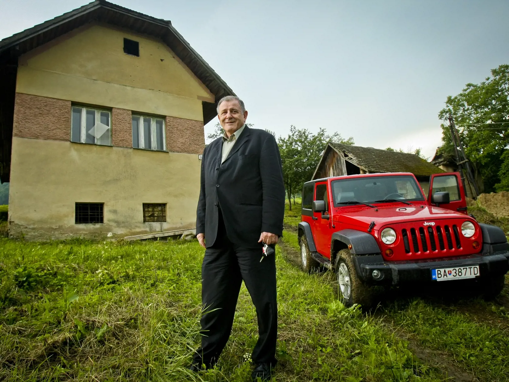 V obci Dolna Poruba kúpil Vladimír Mečiar nehnuteľnosti a pozemky, má tu akúsi rodinnú farmu, kam veľmi rád chodí.