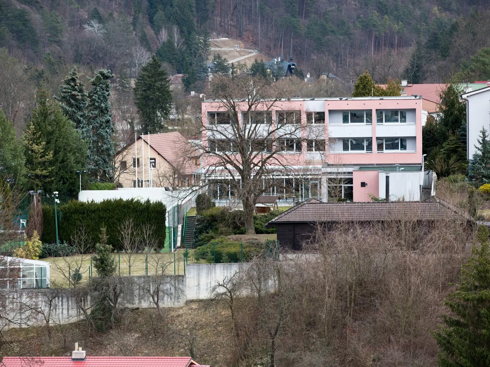 Chvíle voľna trávi Mečiar na striedačku medzi kontroverznou vilou Elektra v Trenčianskych Tepliciach a svojou chatou s rozsiahlymi pozemkami v Dolnej Porube.