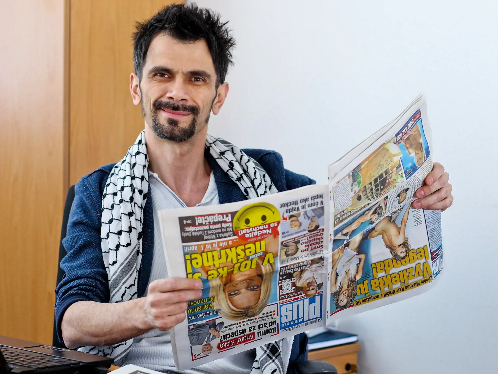 Na snimke jordansky spevak Ismail Salah Ismail Loub znamy pod pseudonymom Lobo Ismail pocas online rozhovoru s citatelmi portalu PLUSKA.SK
