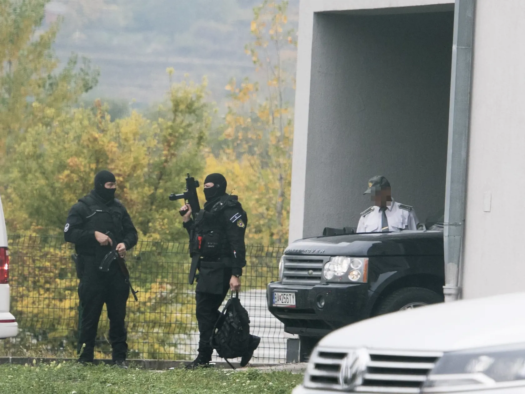 Polícia odváža zo Špecializovaného trestného súdu v Pezinku Zoltána A., obvineného zo sprostredkovania vraždy novinára Jána Kuciaka, pri ktorej zavraždili aj jeho snúbenicu Martinu Kušnírovú v Pezinku v piatok 18. októbra 2019. Zoltán A. uzavrel so špeciálnym prokurátorom v piatok dohodu o vine a treste. Potvrdila to jeho advokátka Lívia Kňažiková. Dohodu musí ešte odobriť súd. FOTO TASR - Martin Baumann