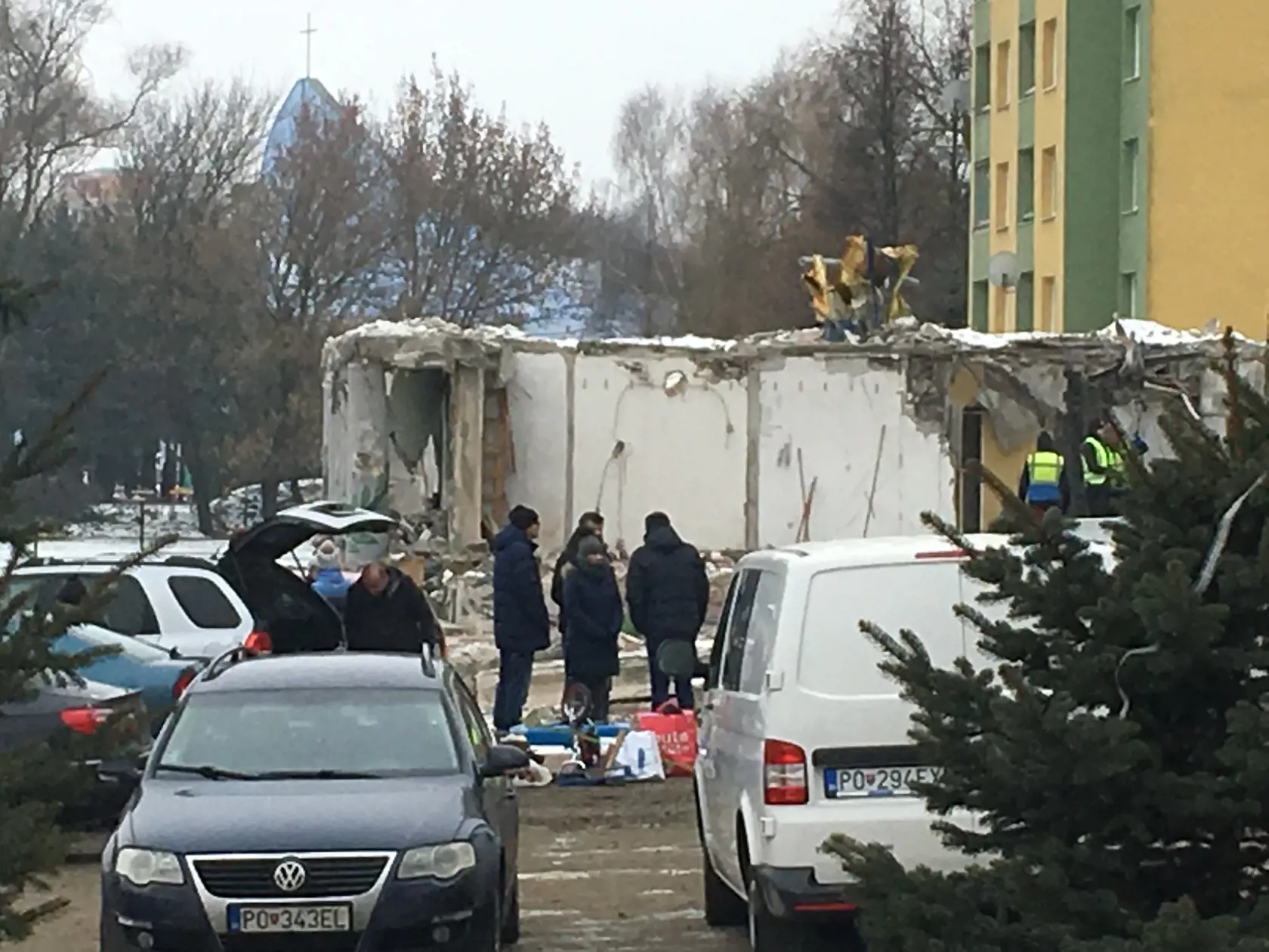 Návrat na miesto nešťastia. V utorok napoludnie si mohli ísť obyvatelia vybuchnutej bytovky na Mukačovskej 7 v Prešove po zachránené veci z pivníc.