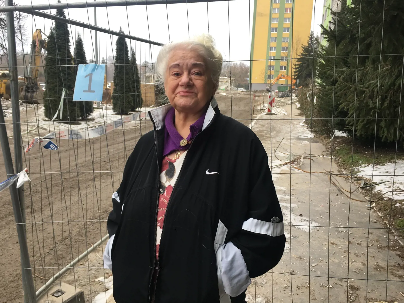 Zdenka (70) zo susednej bytovky sa posťažovala na zdĺhavý priebeh výmeny okien: “Mesiac sme s manželom museli bývať na chatke. A ja mám niekoľko zdravotných diagnóz.”