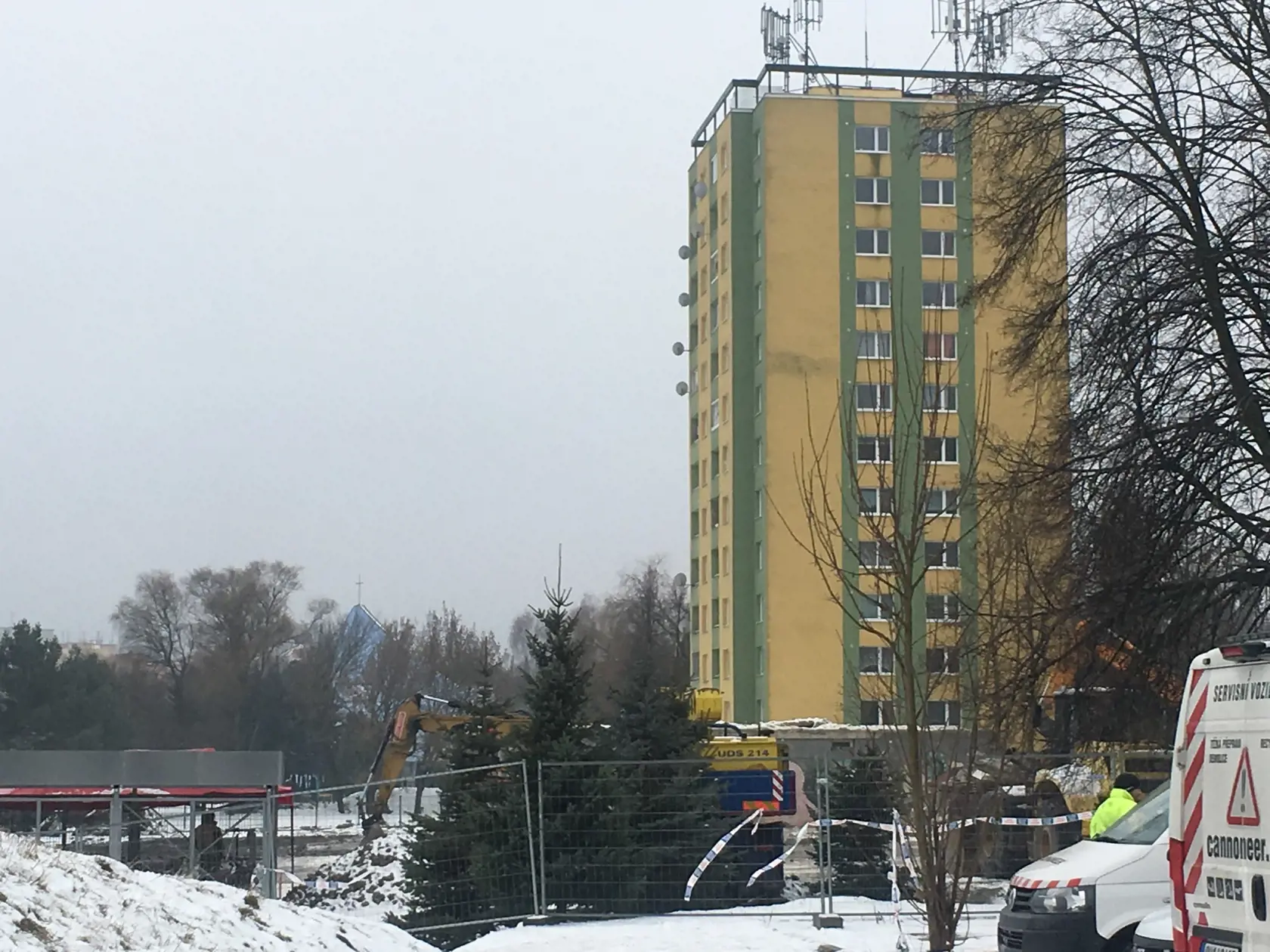 Z 12-poschodovej bytovky na Mukačevskej číslo 7 zostal po demolácii iba suterén.