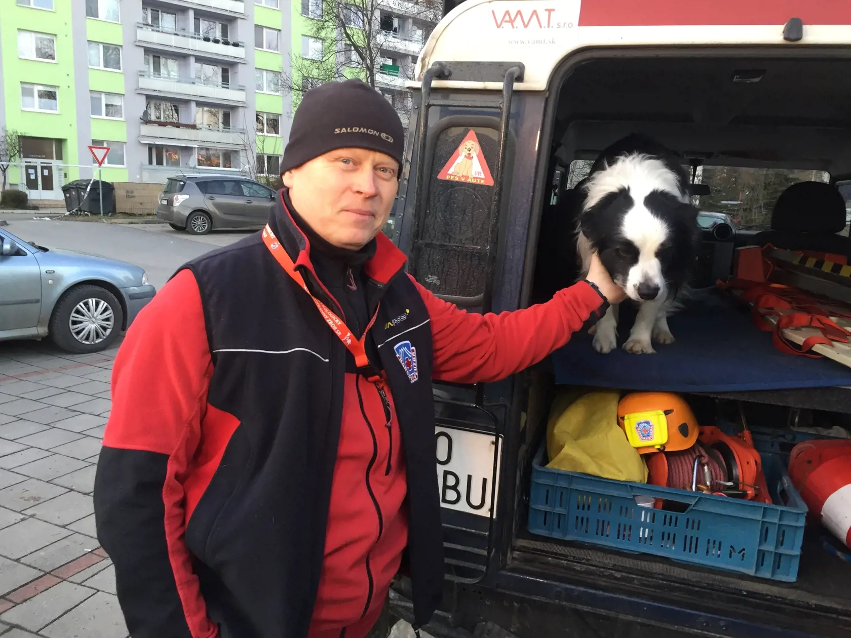 Psovod Marián Paulišinec (46) so záchranárskym psom Lobom (6).