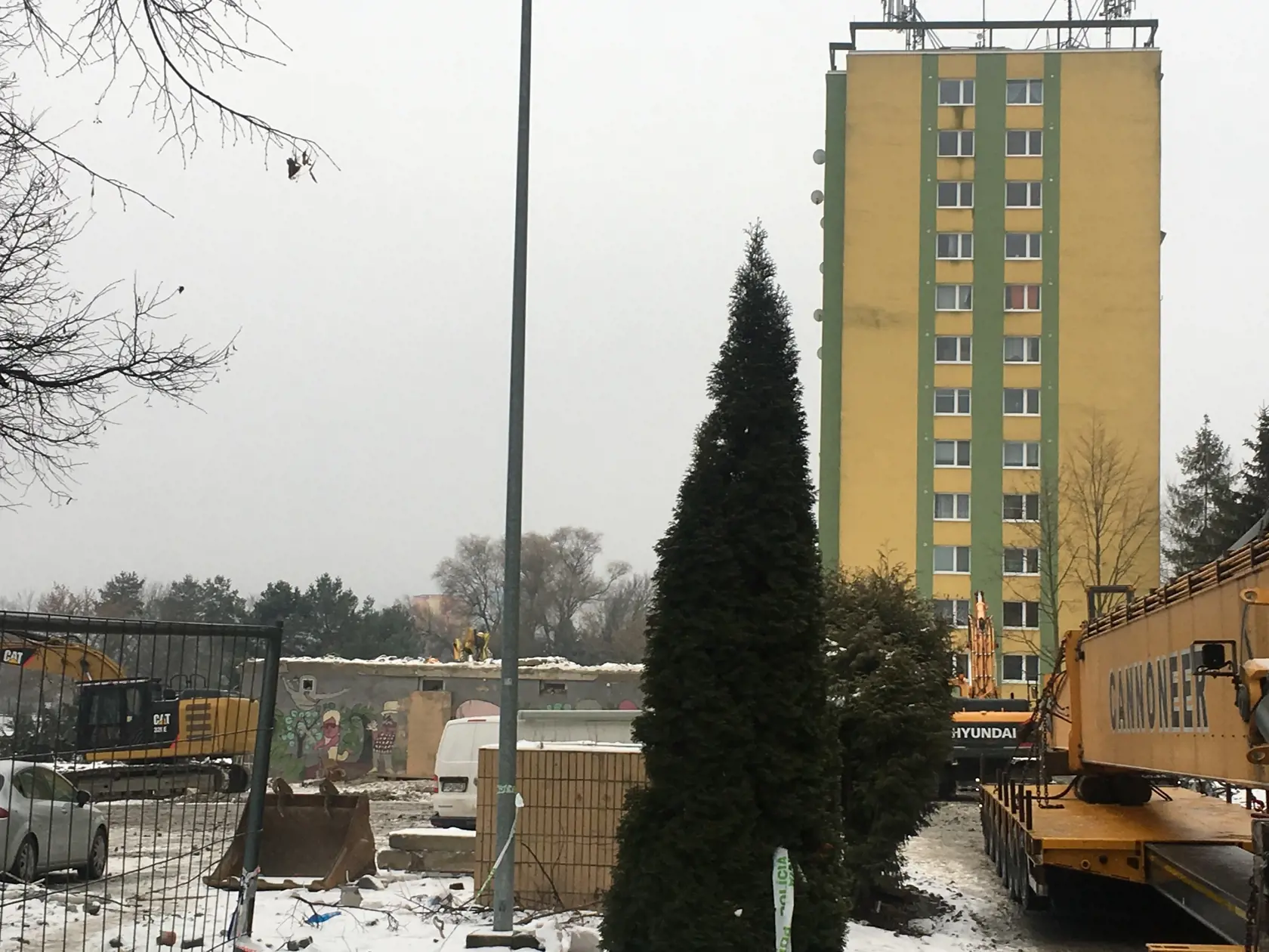 Z 12-poschodovej bytovky na Mukačevskej číslo 7 zostal po demolácii iba suterén.
