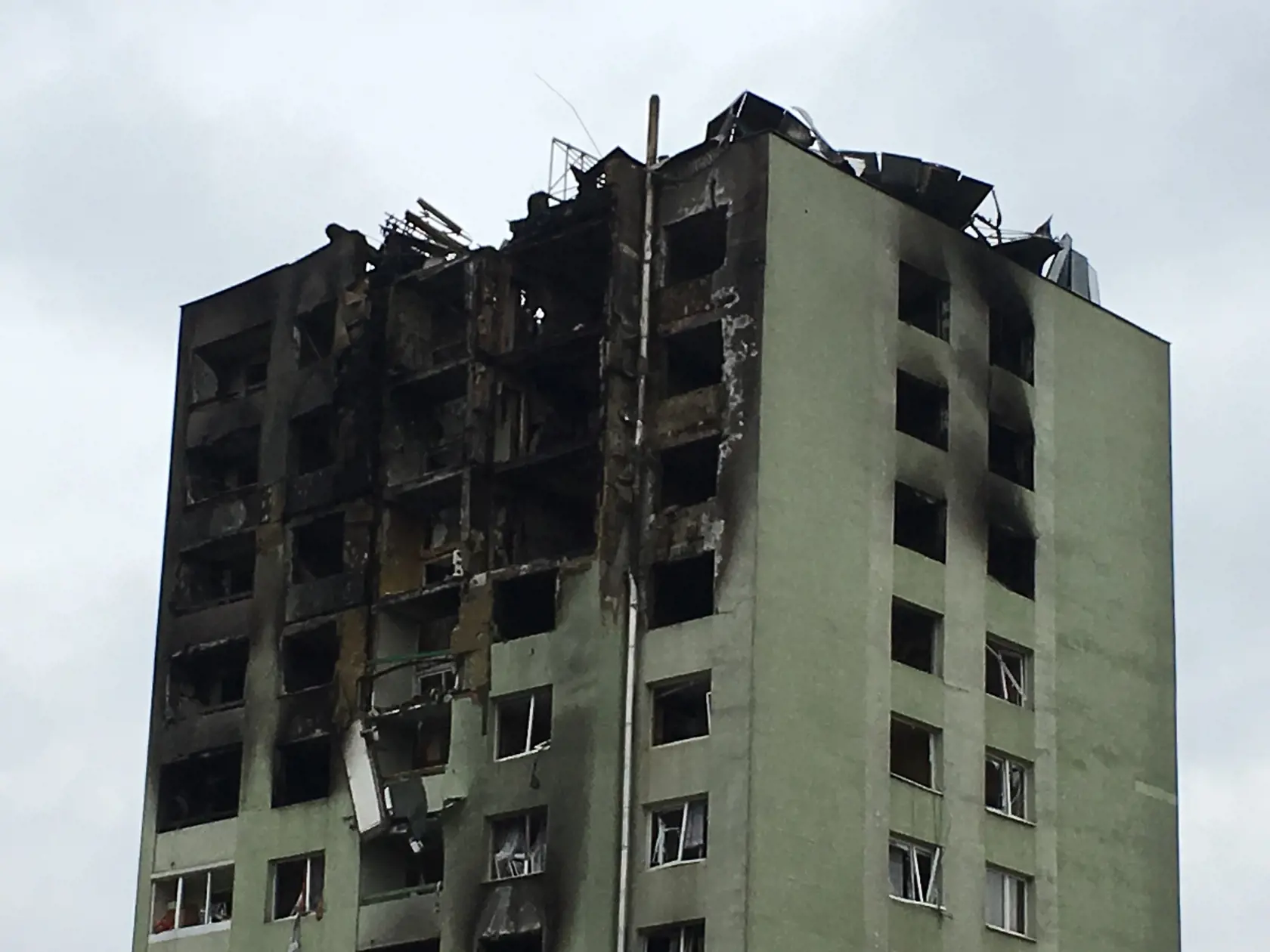 Zo zhorenej bytovky zostal iba rozpadnutý skelet. Mesto rozhodlo o jej postupnom rozobratí. Je totiž hrozbou pre okolité bytovky. Tie v tesnom susedstve sú zatiaľ neobývateľné.