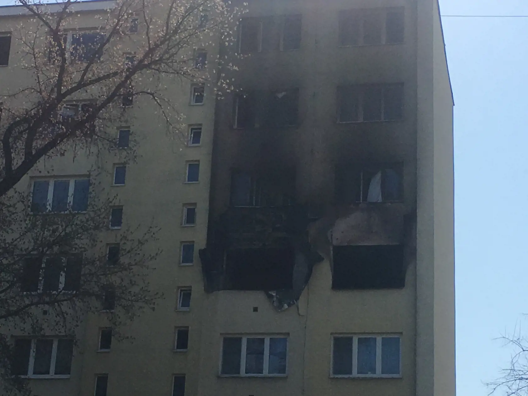 Byty v celom vchode sú zničené. Horné zasiahol oheň, spodné sú zaliate vodou z hasenia. 