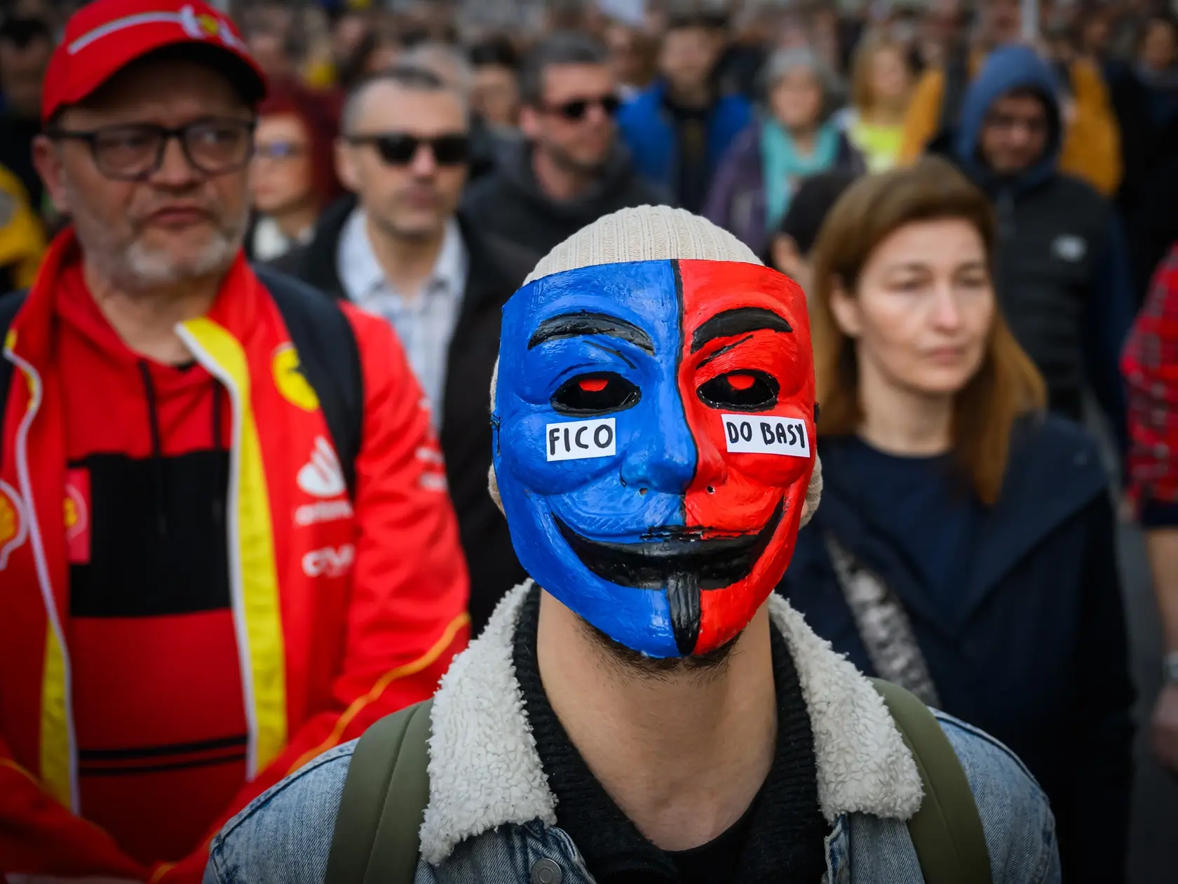 Na snímke účastníci na pochode „Nie ruskému zákonu!“ z Námestia slobody pred Národnú radu SR v Bratislave 3. apríla 2025. FOTO TASR - Jaroslav Novák